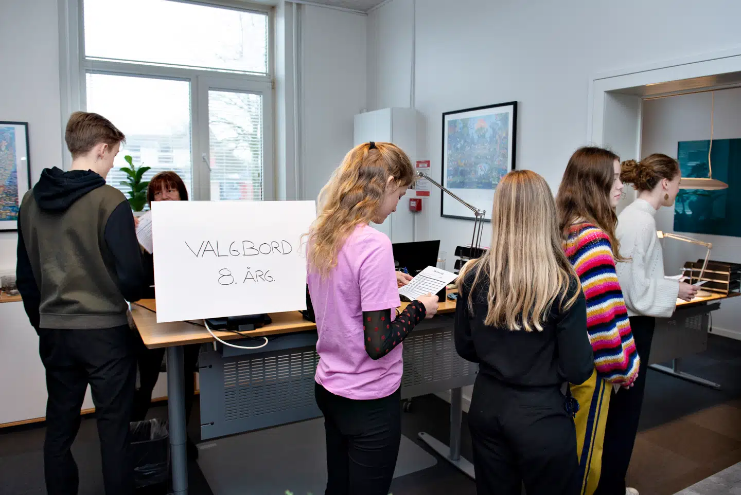 »Det er ikke farligt at lade unge tale om og debattere Israel-Palæstina konflikten. Det er langt farligere at bilde dem ind, at nogle emner er for svære eller for farlige at tage stilling til,« skriver Mohammed Rona. Her afholdes skolevalg i 2019 på Nibe Skole.