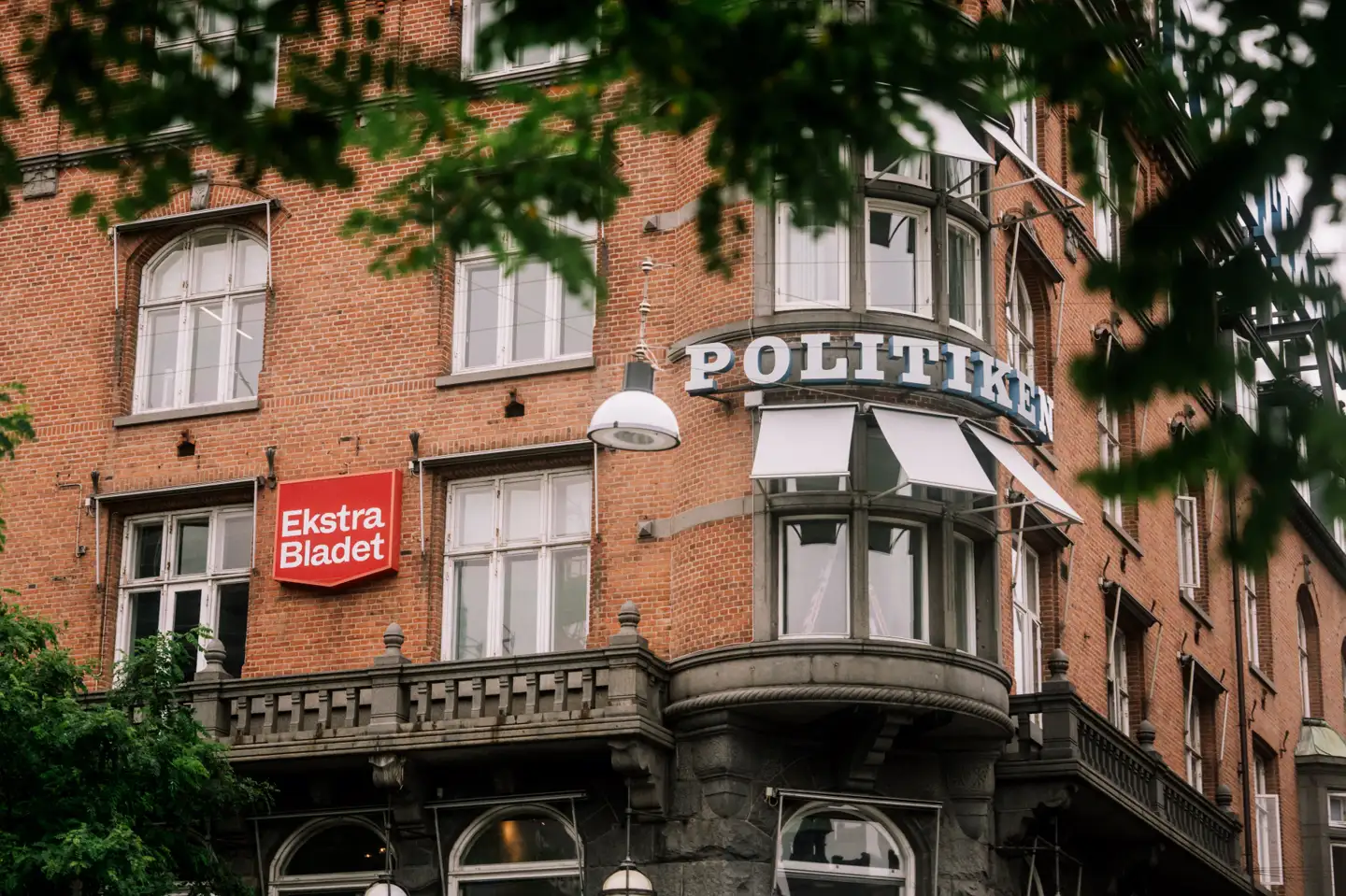 »Den hvide elite på Rådhuspladsen ved åbenbart ikke, at ufaglært arbejde er helt normalt for 20-årige uden for Reservatet – uanset farve. Får en pissekvik etnisk dansk arbejderklassedreng samme opmærksomhed fra Politikens hvide balletpiger?« skriver Katja Kvaale.