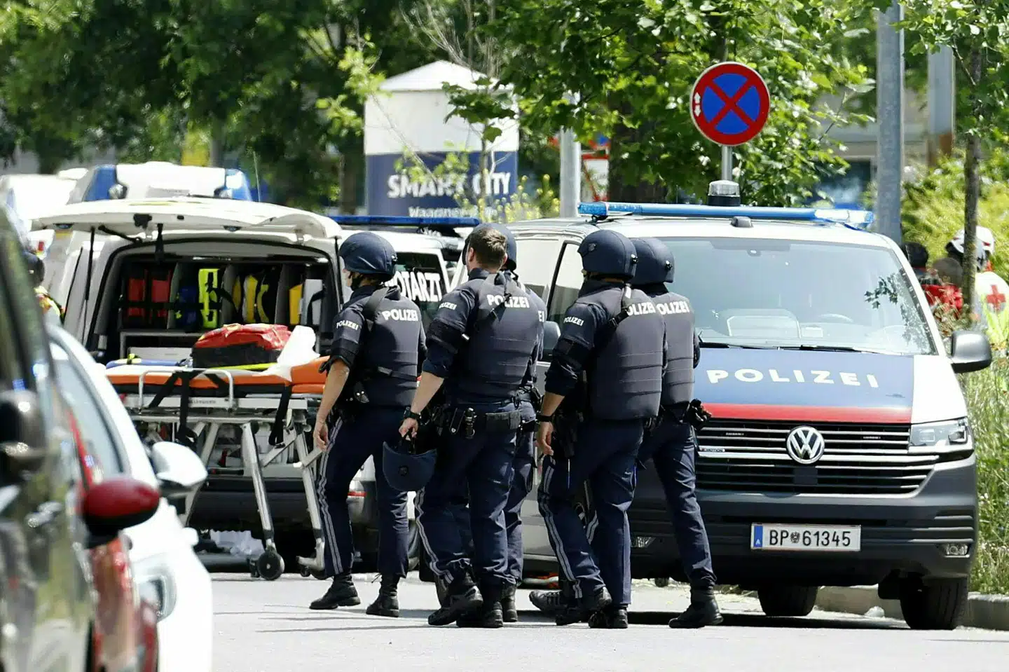 Politi og ambulancer er massivt til stede ved den skole i Graz i det sydlige Østrig, hvor et skoleskyderi har kostet flere mennesker livet.