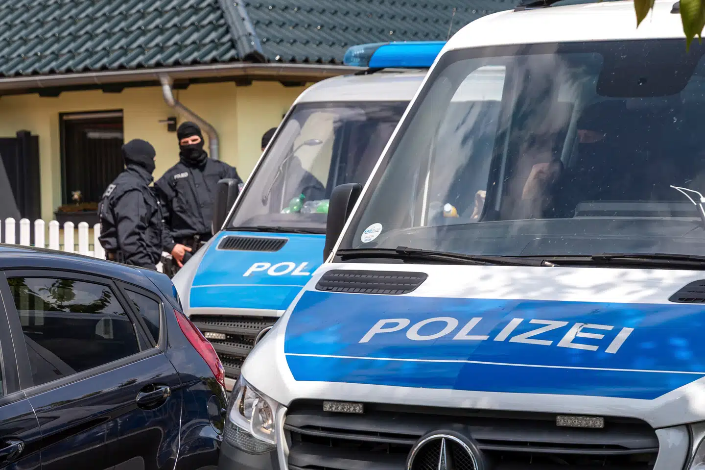 Tysk politi ransager en bolig i Altdöbern, hvor medlemmer af »Sidste forsvarsbølge« skulle holde til. Foto: Frank Hammerschmidt, Scanpix