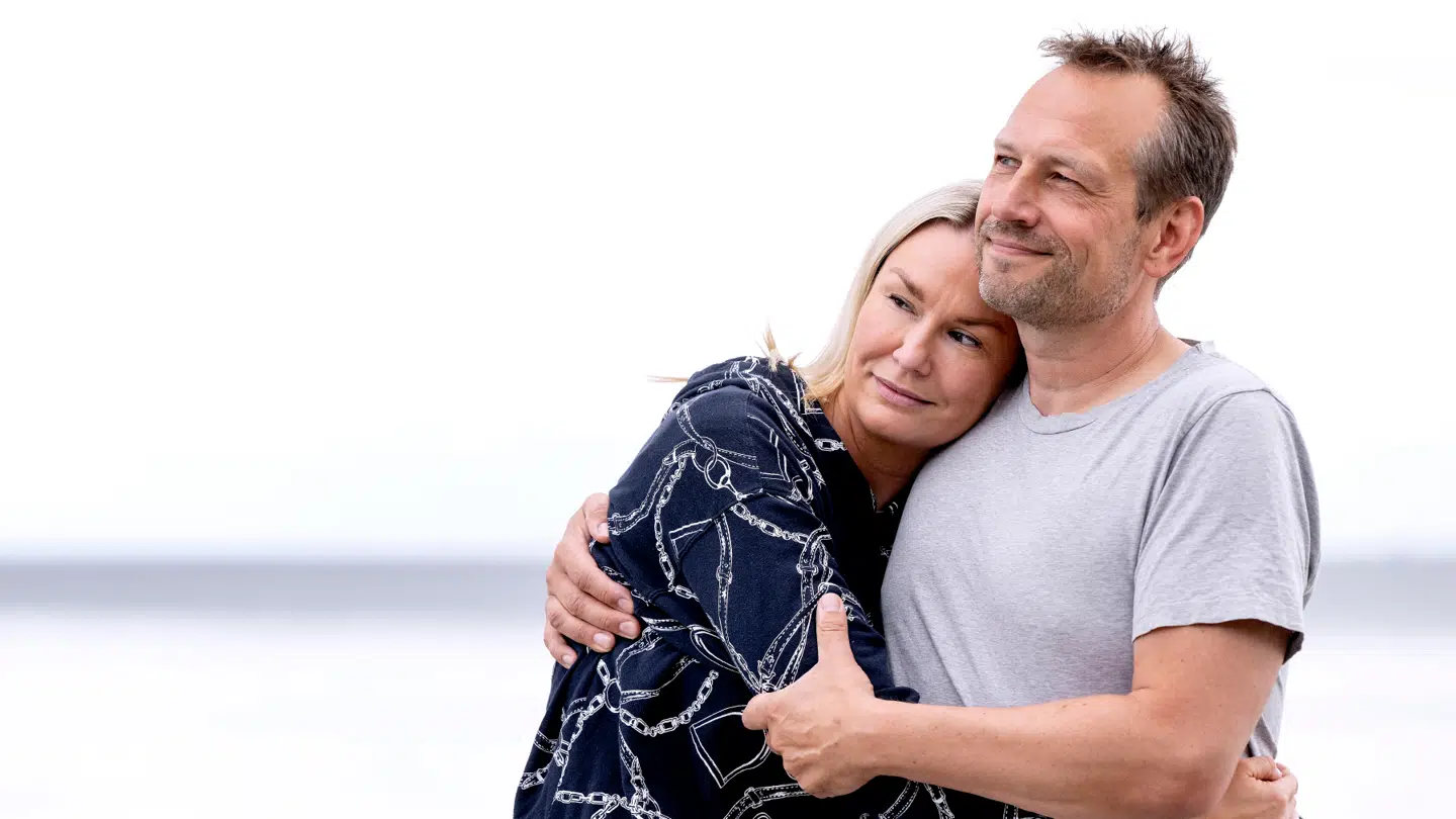 Jannie Buch og Martin Thorborg er mand og kone og forretningspartnere. Sammen har de købt hoteller og nu også et vandrehjem på Bornholm, som de dog har fundet frem til er bedst, hvis Jannie styrer det.