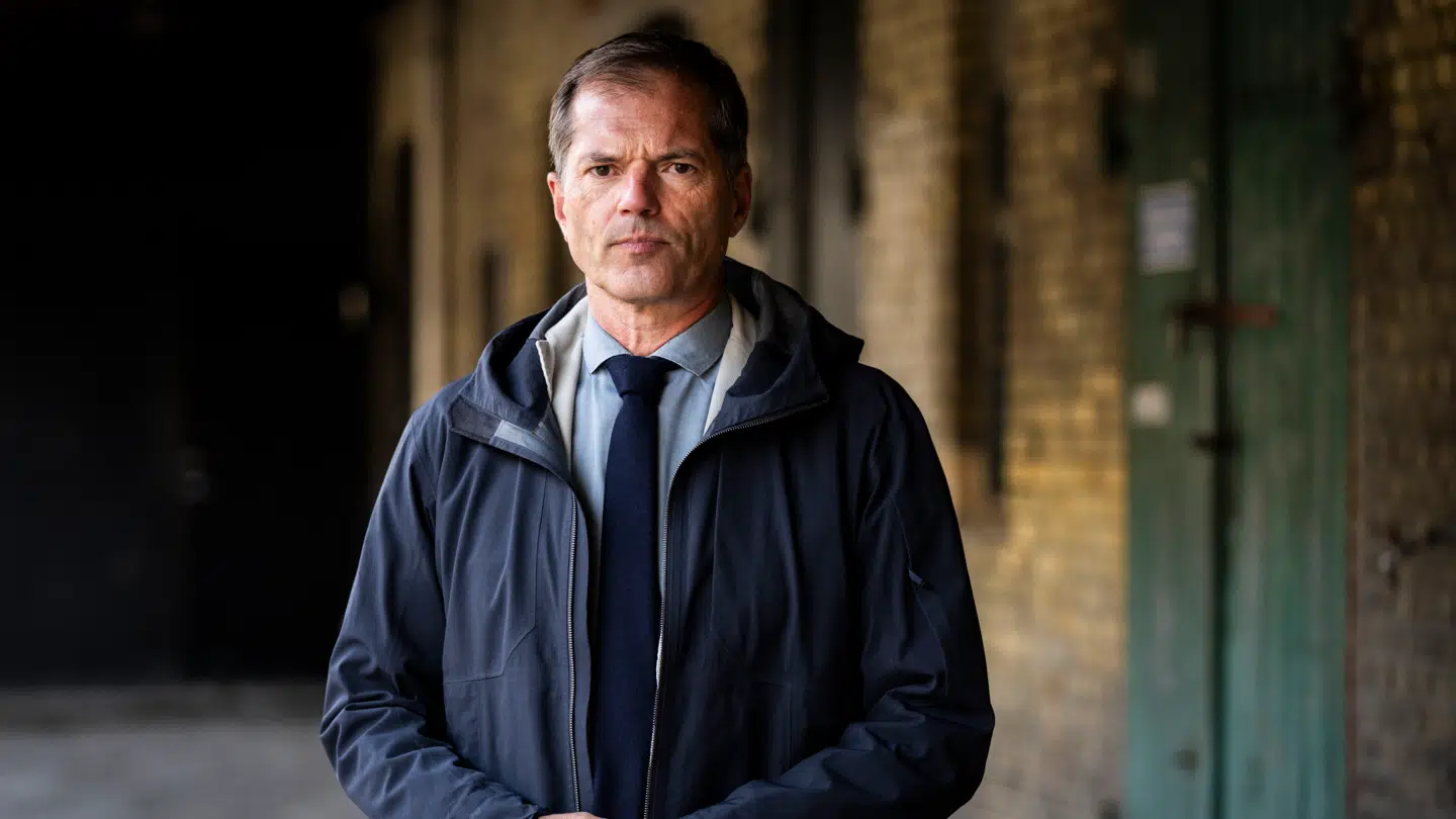 Mikael Bertelsen foran bygningen, hvor radiovirksomheden r8dio, som han er medstifter af, holder til.