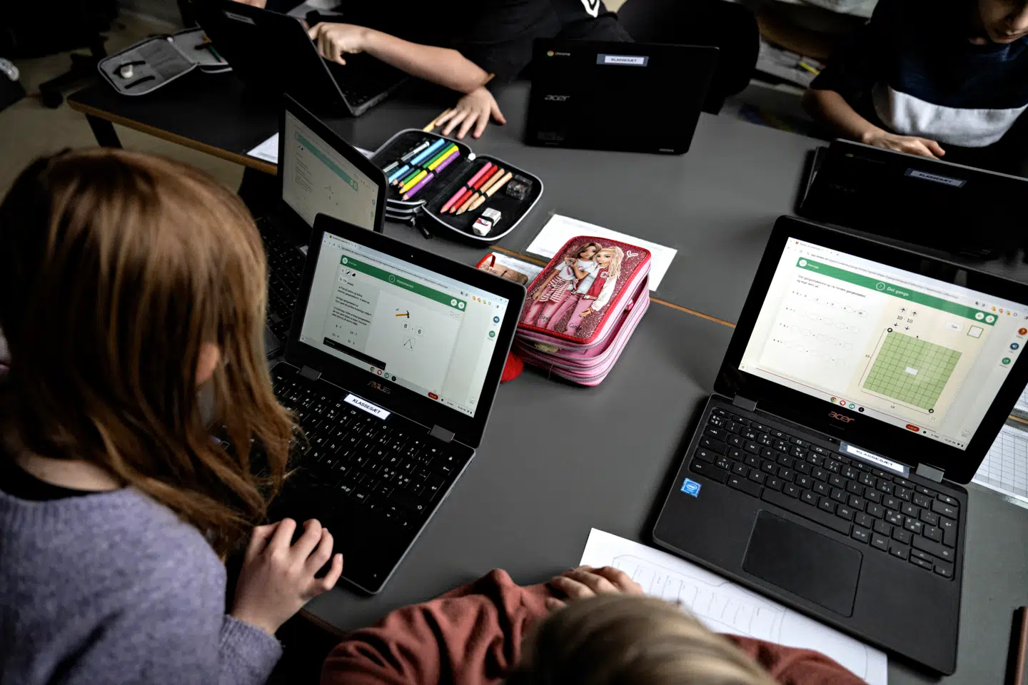Skoleelever landet over (her på Munkebjergskolen) bruger såkaldte chromebook-computere med Googles software installeret, andre arbejder i Microsoft-programmer. Det arbejder en lang række kommuner på at gøre til fortid.