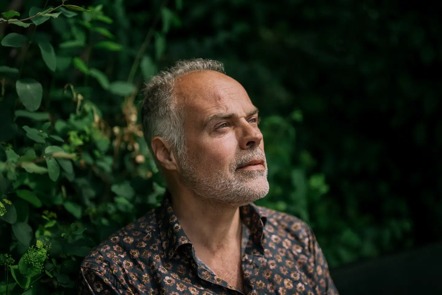 Indimellem er det som om, hans liv har skiftet til en anden frekvens. Per Juul Carlsen skal hele tiden skal huske at træde med forsigtige skridt.