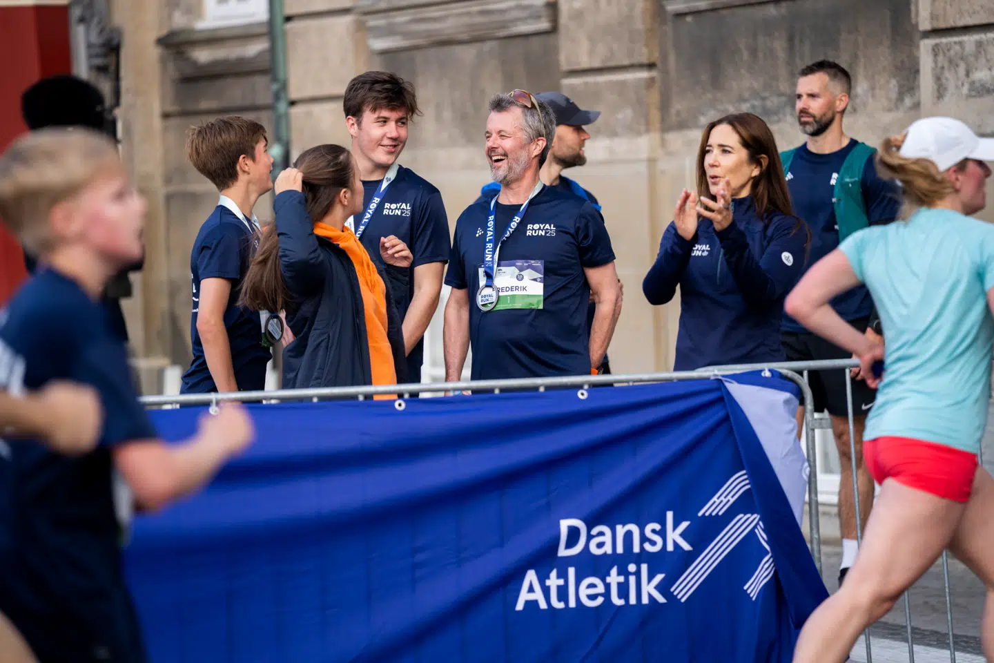 Kongefamilien heppede traditionen tro løberne, efter de selv var kommet i mål.