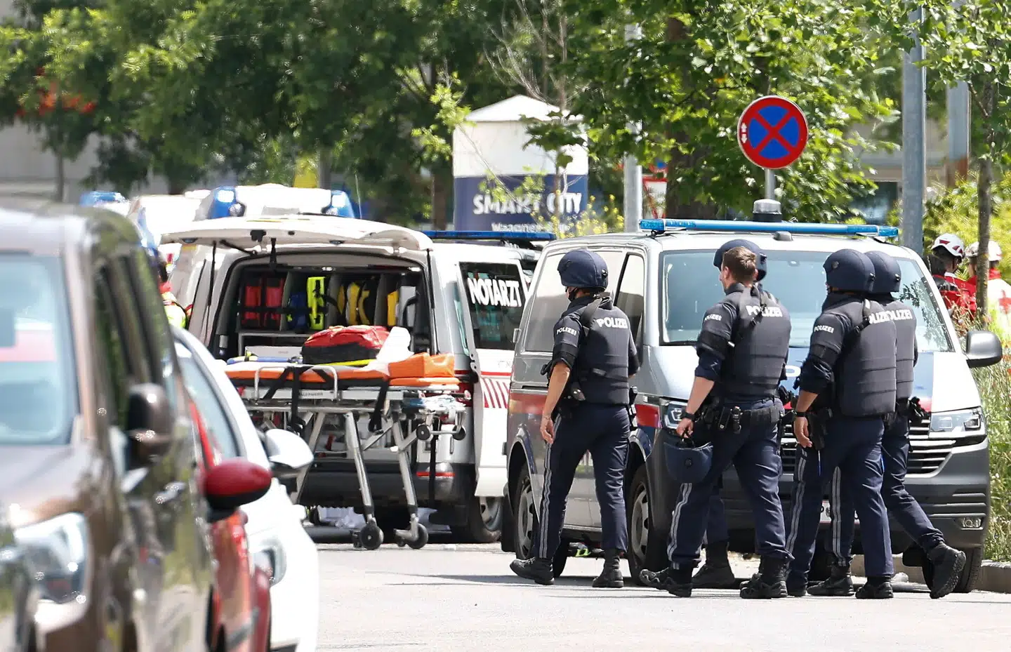Politi ved skolen Dreierschützengasse i Graz. Foto: Erwin Scheriau, Scanpix