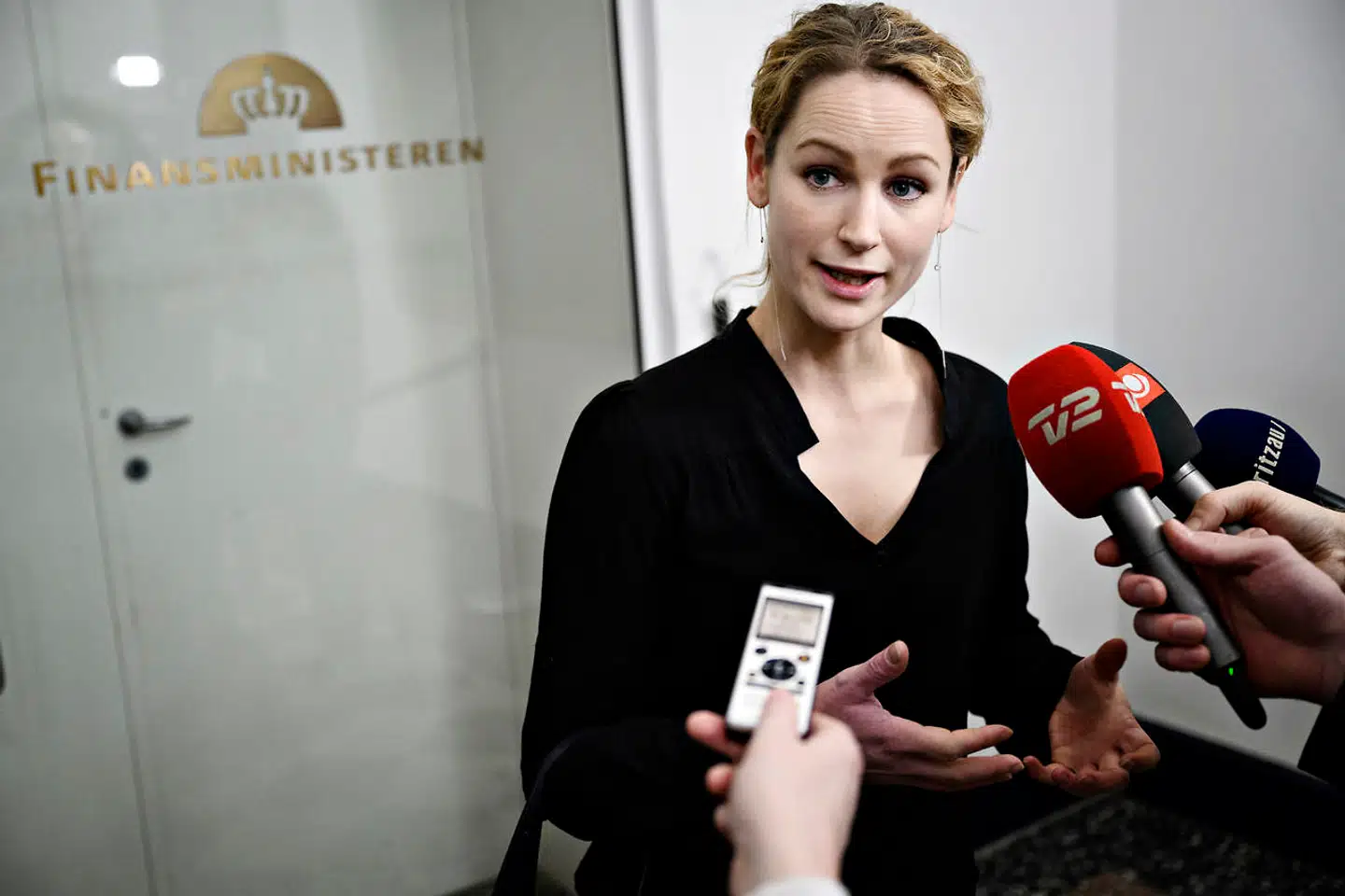 Natten til mandag blev der forhandlet i Finansministeriet om en finanslov. Uden en aftale. Fronterne er særligt hårdt trukket op mellem Enhedslisten og de Radikale i spørgsmålet om finansiering. »Jeg oplever, at det, vi strides om i forhandlingslokalet, især er finansiering, og at der især er ét parti, som har et stort ønske om at hive finansieringsforslag ud, som rent faktisk sender regningen til nogle af dem, der har mest i vores samfund,« sagde Enhedslistens Pernille Skipper på vej ind til mødet søndag aften.