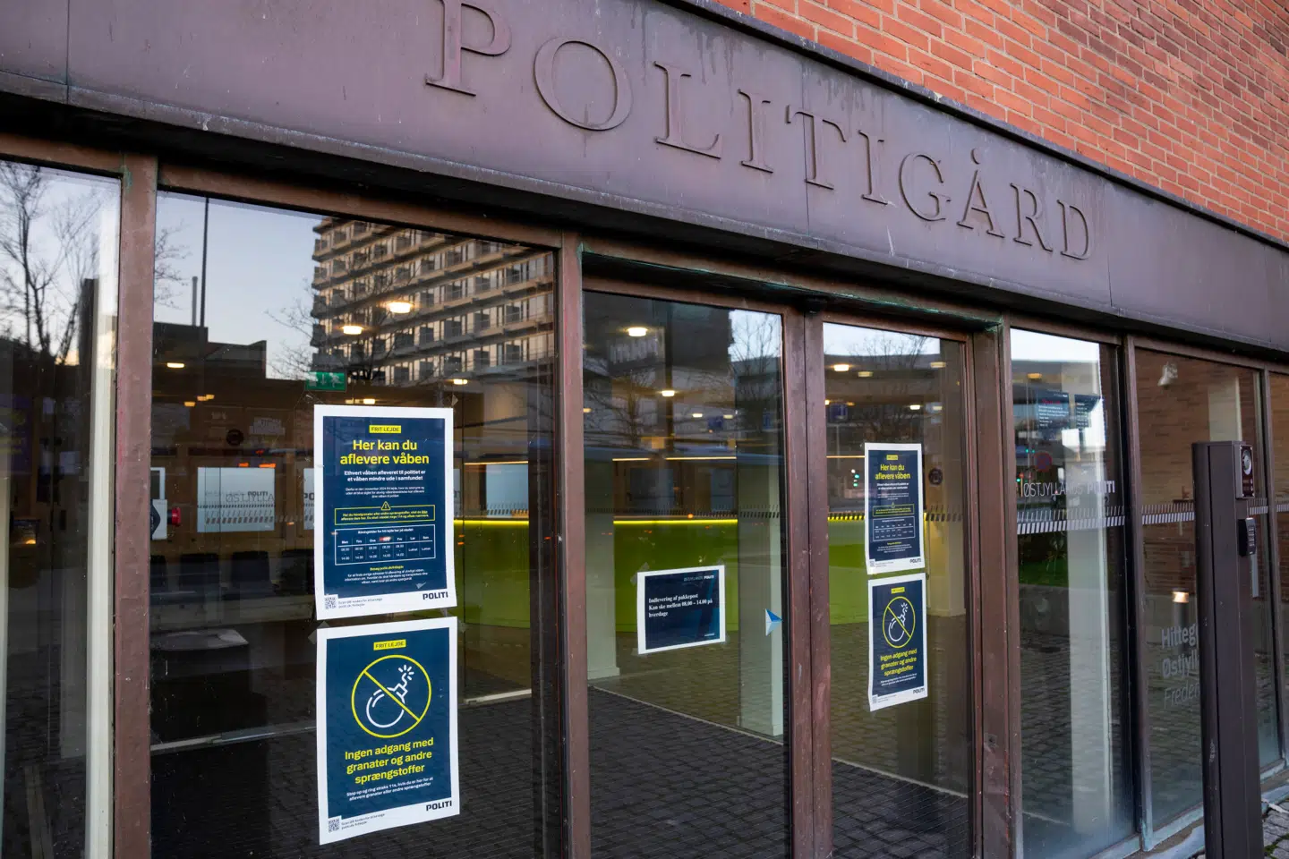 Det var her hos Østjyllands Politi, at en politikommissær og en såkaldt exitkoordinator udarbejdede en positiv udtalelse om et bandemedlem, der deltog i politiets exitprogram. Udtalelsen blev skrevet på uofficielt papir uden politiets logo.