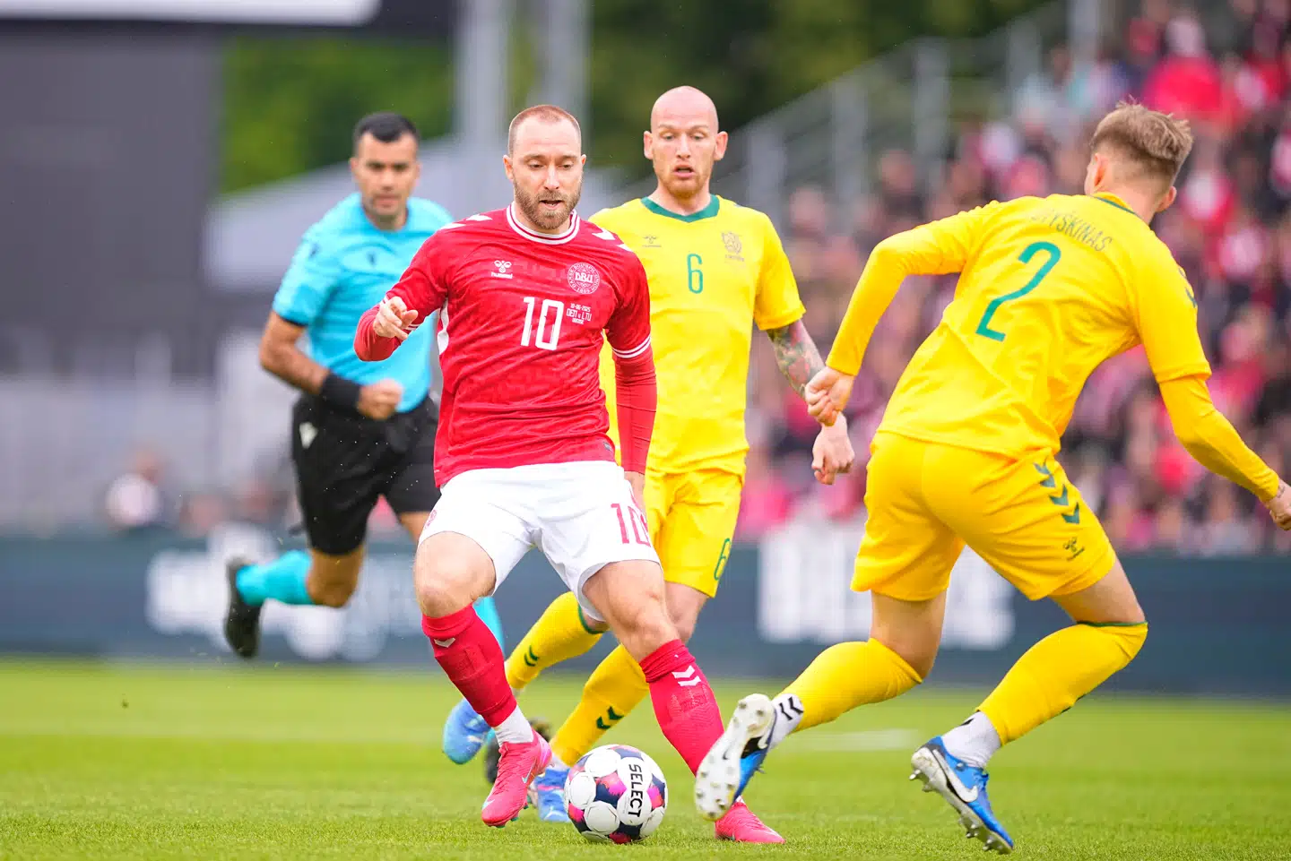 Herrelandsholdet i fodbold spiller venskabskamp mod Litauen. Kampen spilles på Nature Energy Park i Odense.