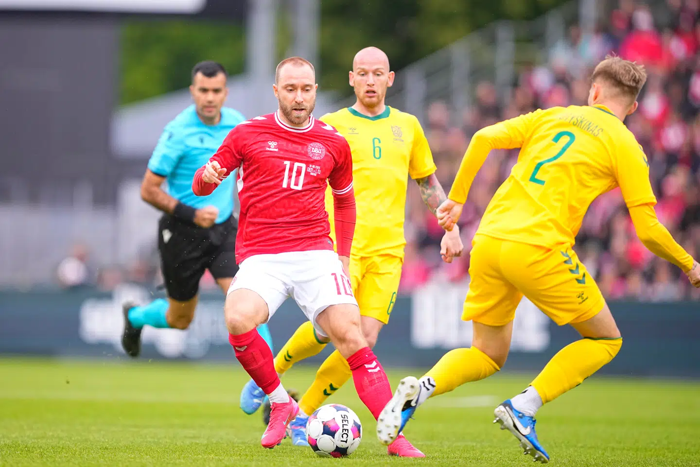 Herrelandsholdet i fodbold spiller venskabskamp mod Litauen. Kampen spilles på Nature Energy Park i Odense.