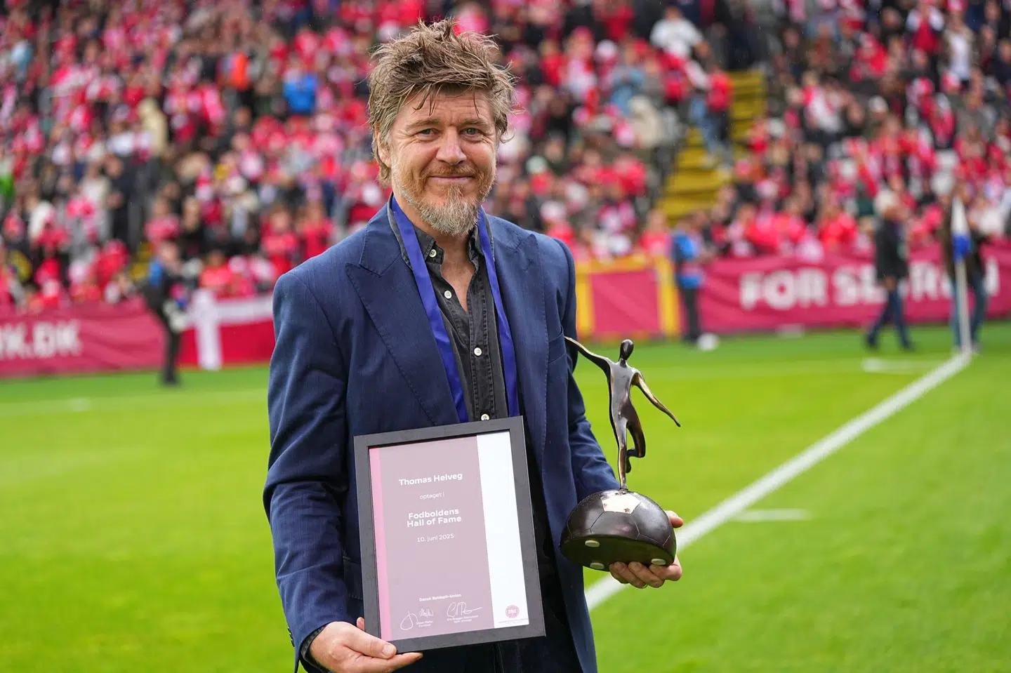 Thomas Helveg spillede 108 landskampe for Danmark fra 1994 til 2007. Tirsdag blev han hædret for sin indsats.