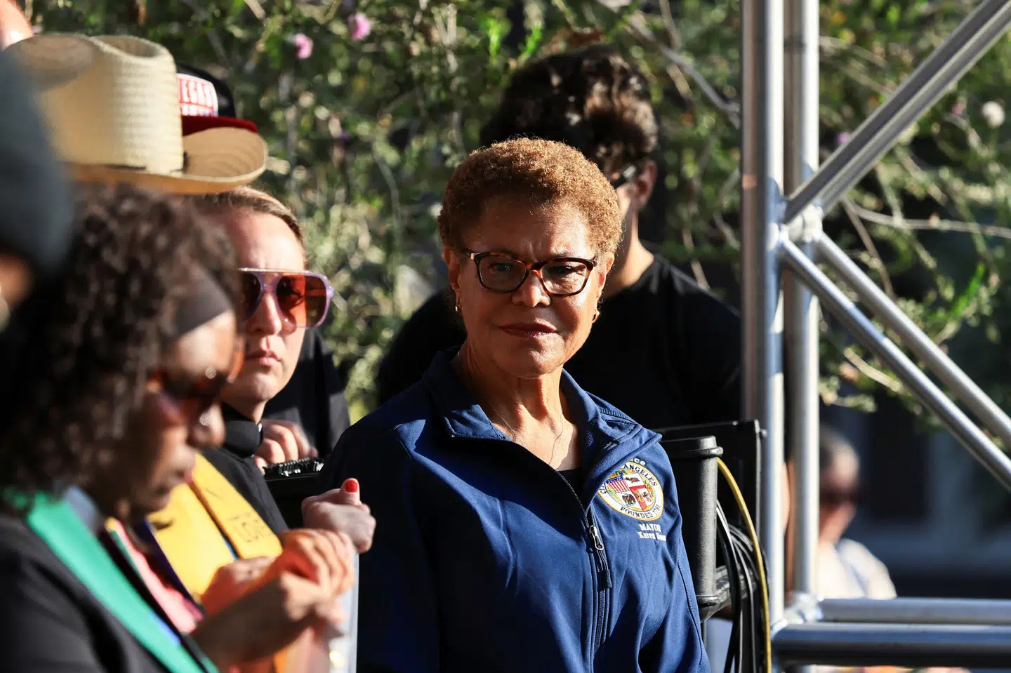 Borgmester Karen Bass, der ses i midten af billedet, har indført udgangsforbud i dele af Los Angeles' centrum "for at stoppe vandalismen", siger hun.
