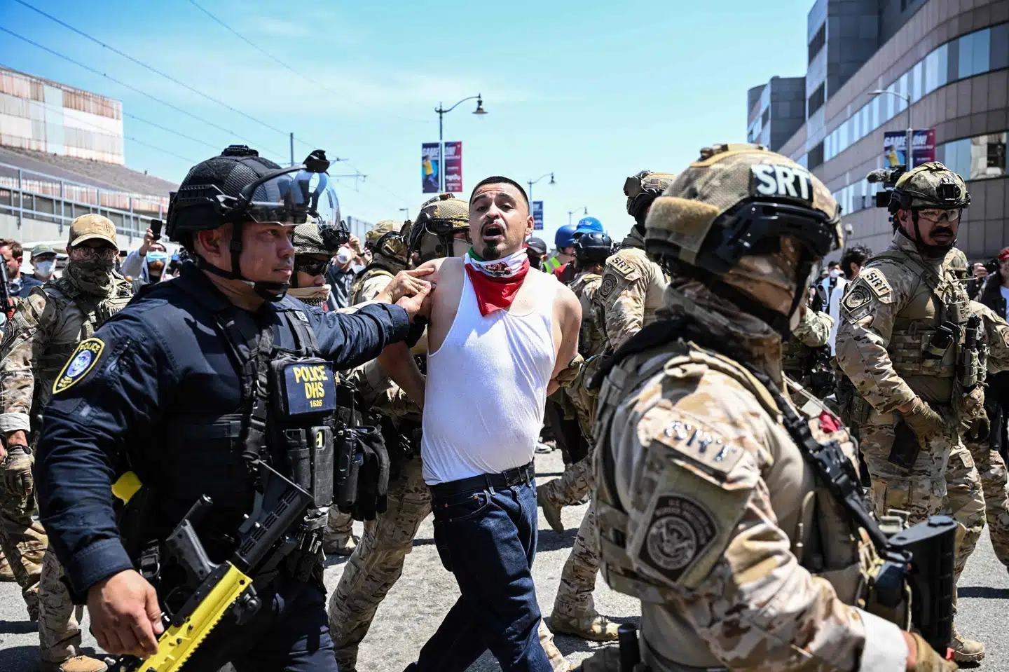 Inden udgangsforbuddet trådte i kraft, havde politiet i Los Angeles i løbet af fire dage anholdt næsten 400 personer i forbindelse med urolighederne i storbyen.