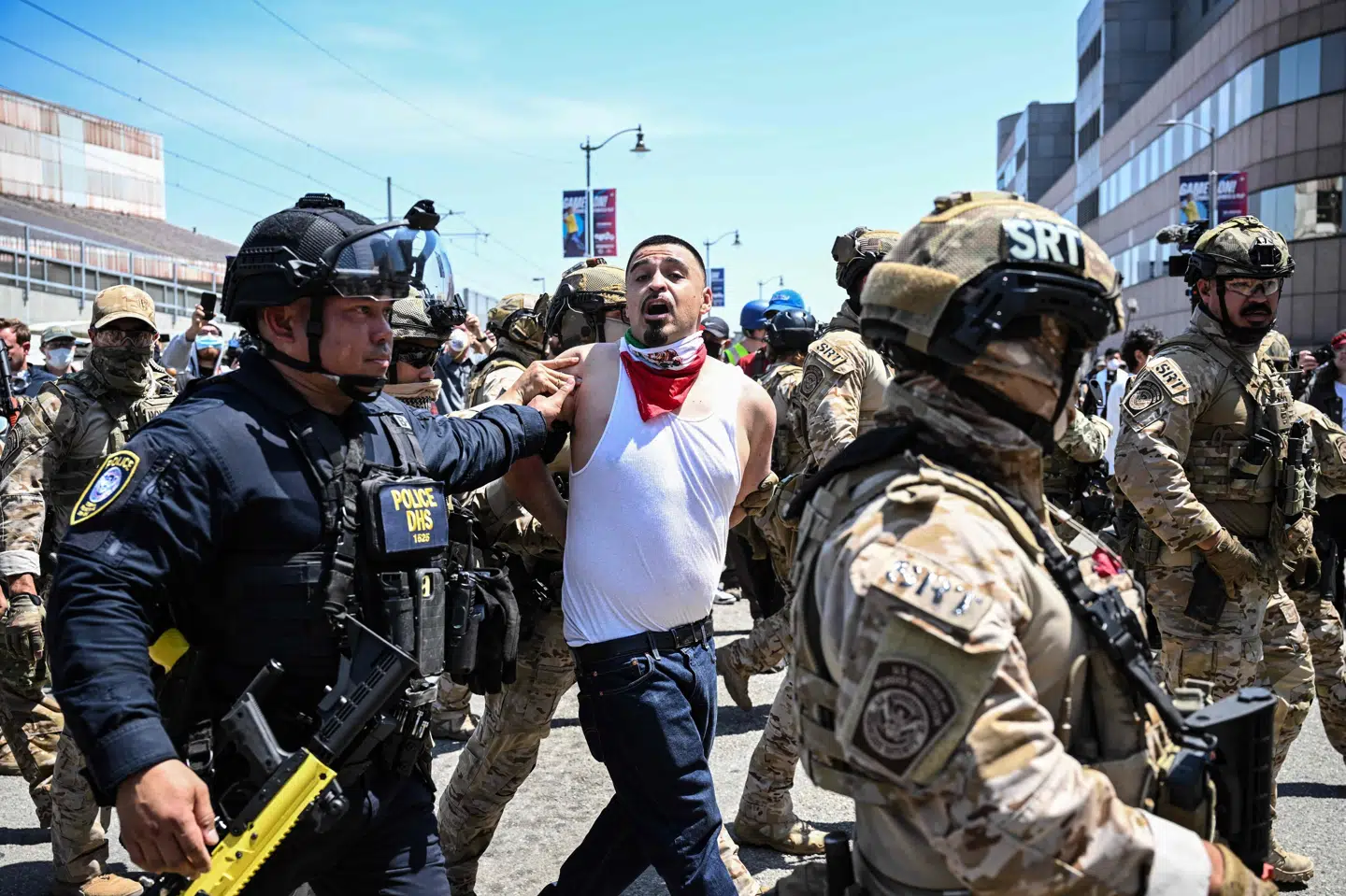 Inden udgangsforbuddet trådte i kraft, havde politiet i Los Angeles i løbet af fire dage anholdt næsten 400 personer i forbindelse med urolighederne i storbyen.