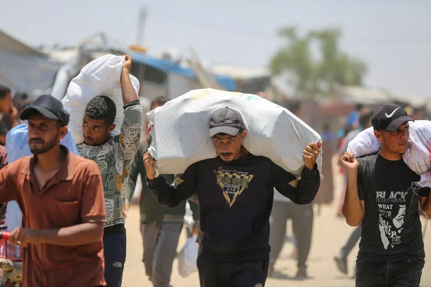 Palæstinensere hentede mandag nødhjælp fra et af Gaza Humanitarian Foundations (GHF) centre. Israel er flere gange blevet beskyldt for at skyde mod civile uden for GHF's centre.