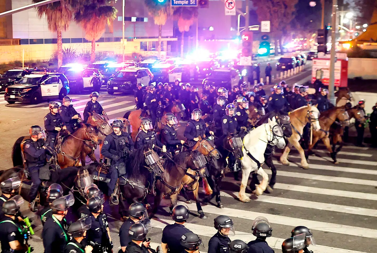 Politiet står klar over for de massive demonstrationer, der finder sted i Los Angeles i disse dage.