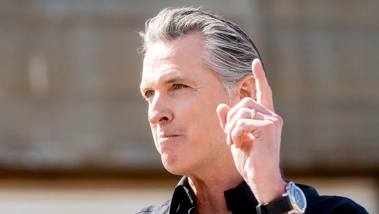 Gavin Newsom, guvernør i Californien, vil ikke kostes rundt med af Donald Trump.