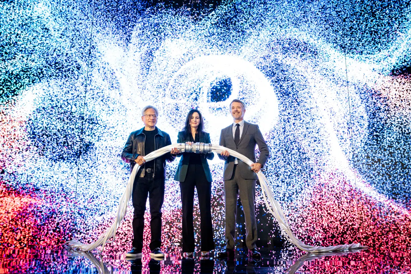 Der var fest og farver over hele linjen, da kong Frederik, CEO for NVIDIA, Jensen Huang (til venstre), og CEO for Danish Centre for AI Innovation A/S, Nadia Carlsten (i midten), i oktober sidste år satte strøm til ai-supercomputeren Gefion. Nu har Novo Nordisk købt plads til at bearbejde store mængder data på computeren.