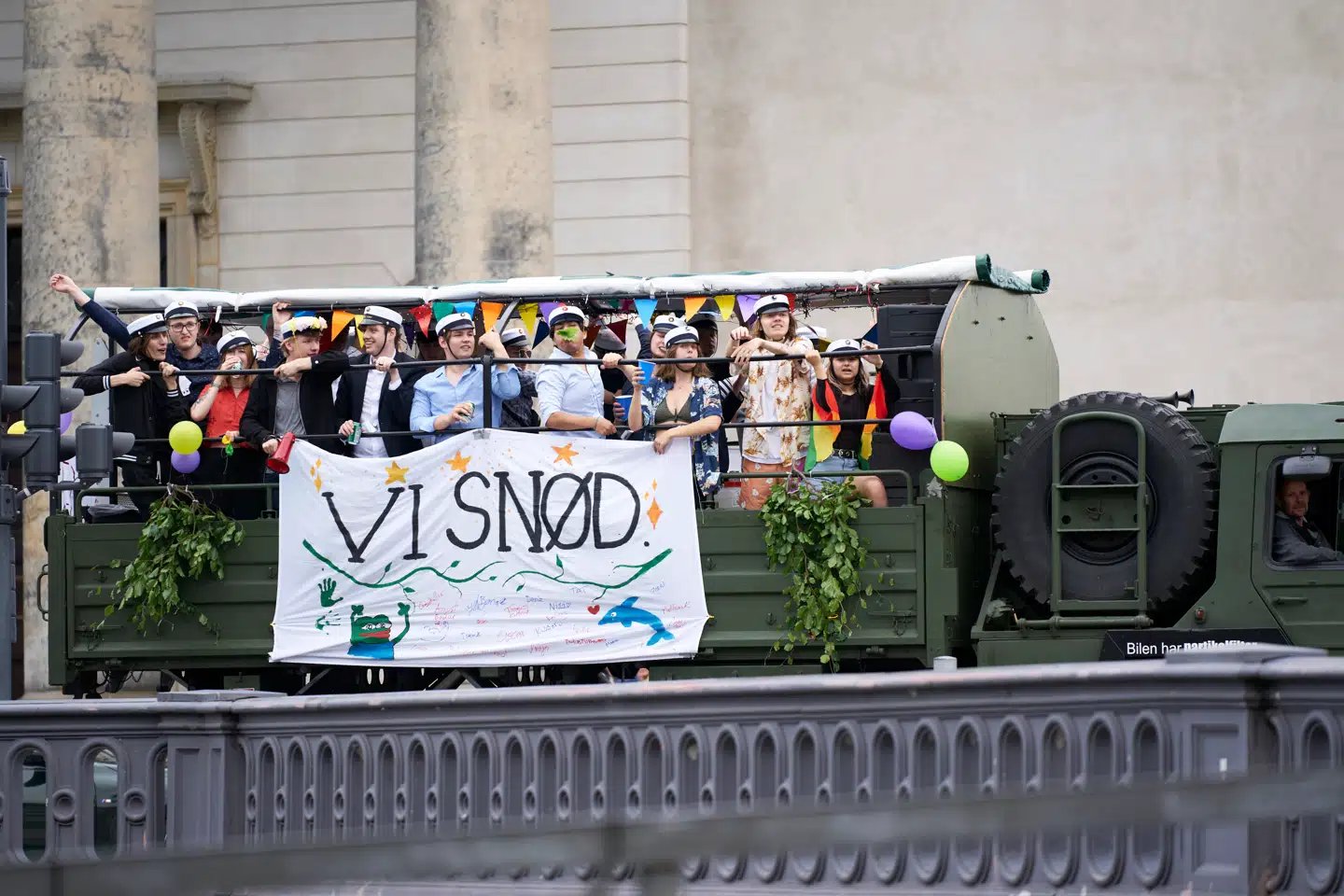 »Det skriftlige fravær vokser, og sender man dem, der ikke hjemmefra har læst lektier, ud for at læse, kan man sidde tilbage med under halvdelen af klassen - hvis eleverne ellers har bogen med,« skriver Mogens Høyrup. Det er ikke hans elever, der ses på billedet.