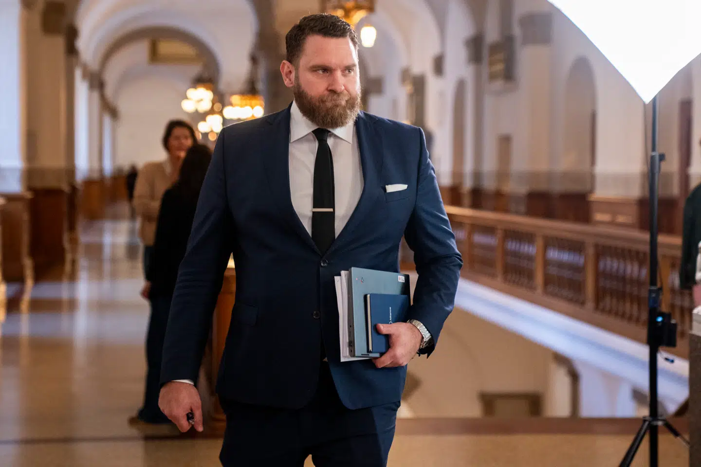 Retsordførere på Christiansborg er bekymrede efter nye afsnit af TV 2-dokumentarserien »Den sorte svane«.