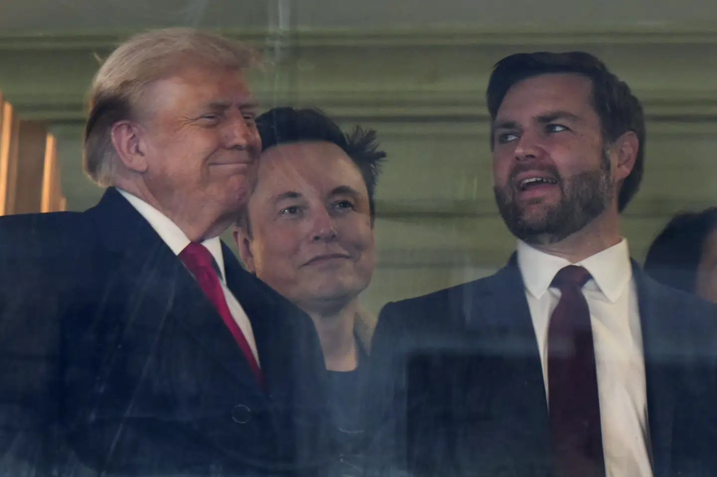 USA's vicepræsident, J.D. Vance (til højre), har talt med både den amerikanske præsident, Donald Trump (til venstre), og rigmanden Elon Musk (i midten) for at sikre sig, af Musk støtter præsidenten. (Arkivfoto).