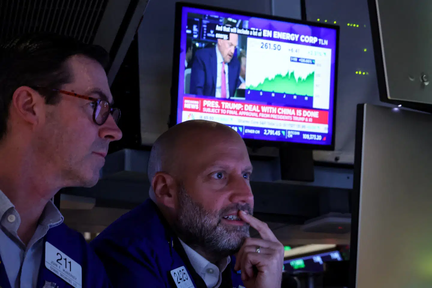 Aftalen mellem USA og Kina, som skal dæmpe toldkrigen, har ikke fjernet nervøsiteten på verdens markeder. Her er det to børshandlere på fondsbørsen i New York onsdag aften, dansk tid.