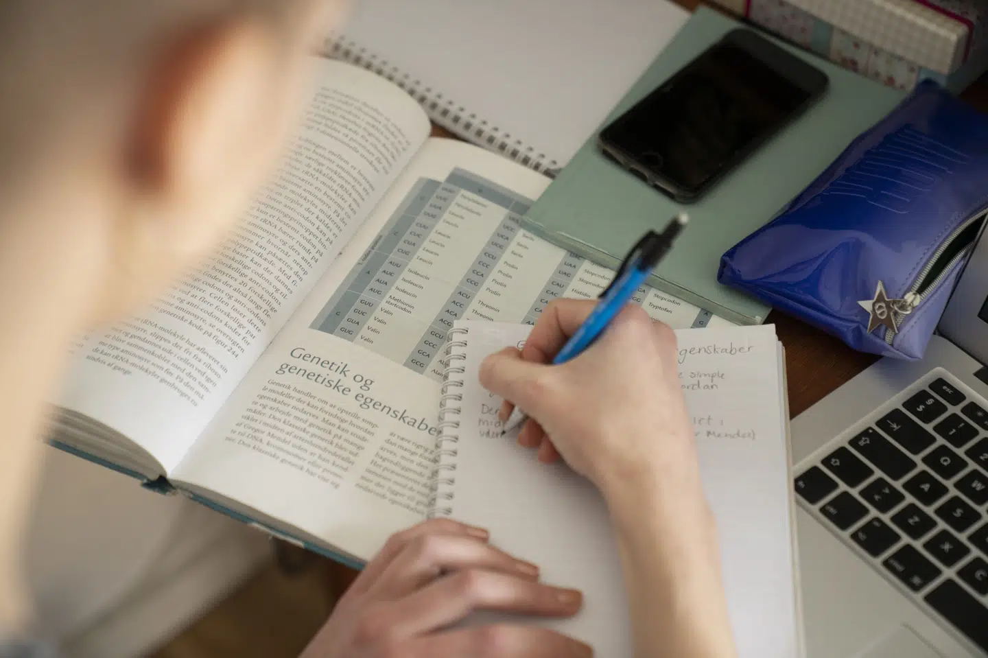 46 procent af de unge er i gang med en uddannelse, viser en analyse fra Arbejderbevægelsens Erhvervsråd (AE). 6,6 procent er uden både job og uddannelse. (Arkivfoto).