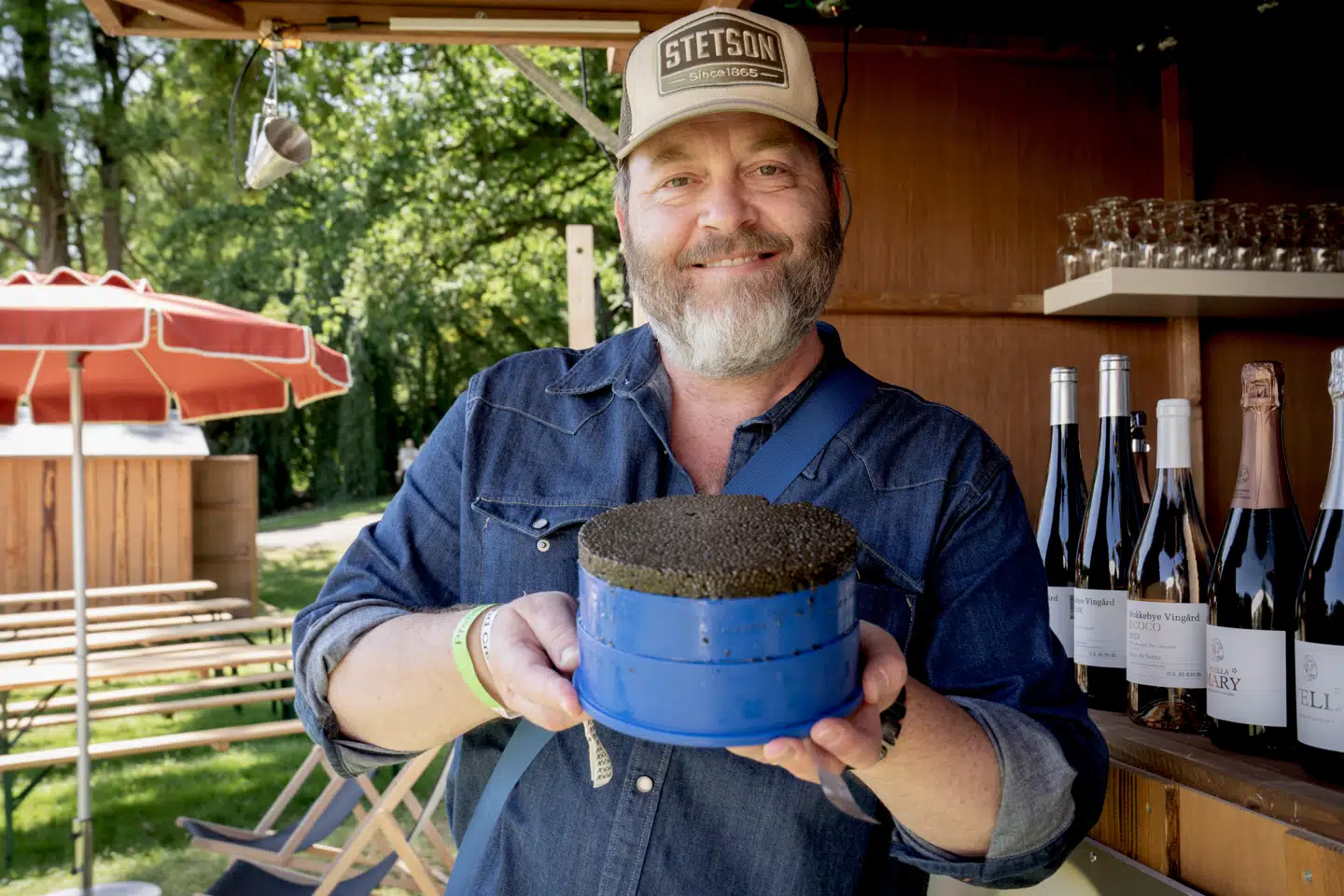 Sådan ser en glad gastroredaktør ud, når han får lov til at holde en nyåbnet dåse med 1,8 kilo ægte caviar på Heartland Festivalen. By Stokkebye ville ikke ud med prisen på dåsen, men et forsigtigt gæt ligger på den forkerte side af 50.000 kroner.
