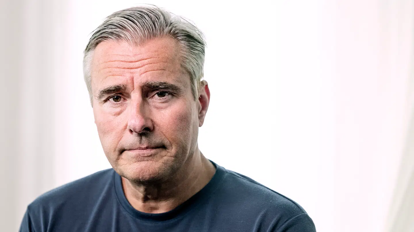 Henrik Sass Larsen er tiltalt for at ligge inde med store mængder seksuelt overgrebsmateriale med børn, som han hævder, at han skaffede som led i en slags privat research på de voksne, der udsatte ham for overgreb som barn. En delvis lignende forklaring i en kæmpemæssig hashsag har før ført til frifindelse af en tiltalt.