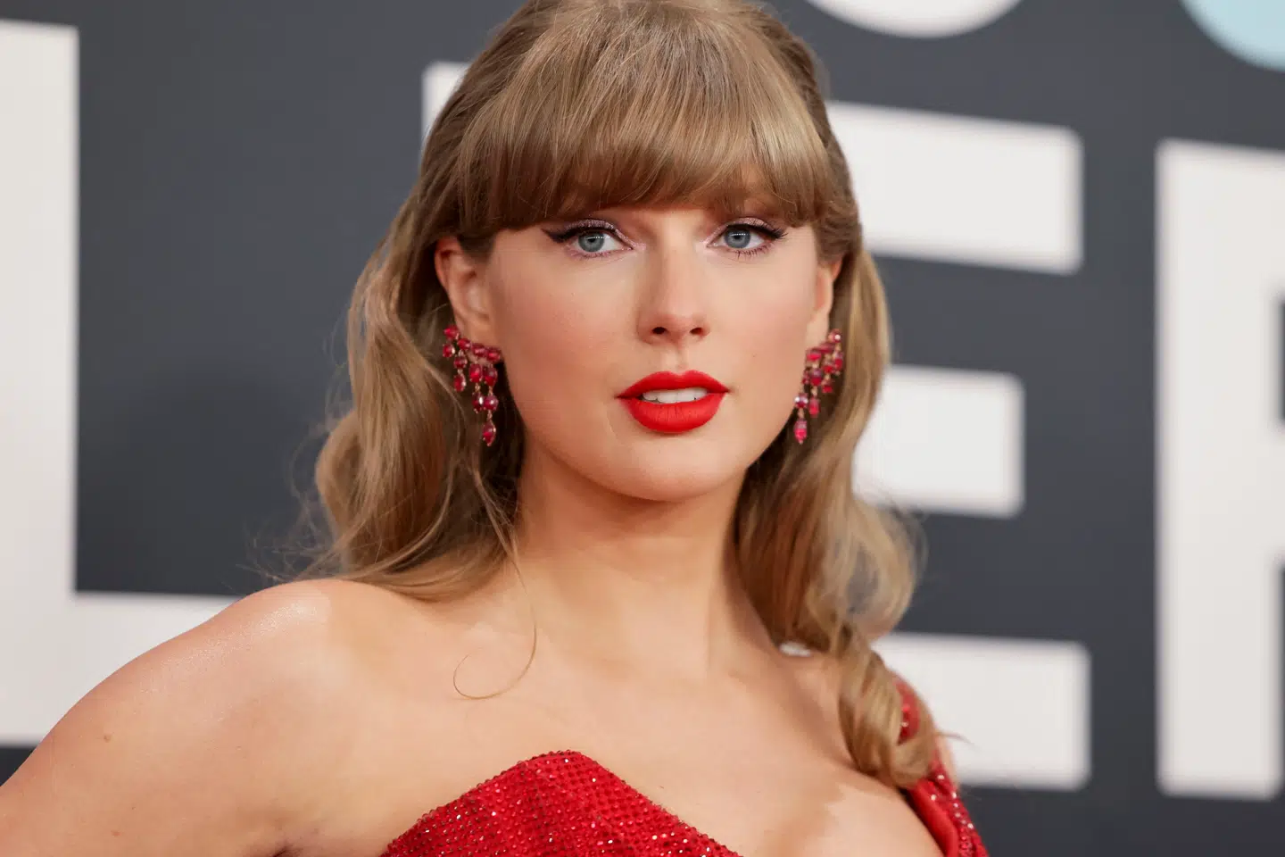 Taylor Swift er blandt de kendte kvinder, der er blevet ramt af falske nøgenbilleder skabt med kunstig intelligens. Nu sagsøger Meta firmaet bag en app, der har spredt billederne via tusindvis af annoncer på Facebook og Instagram.