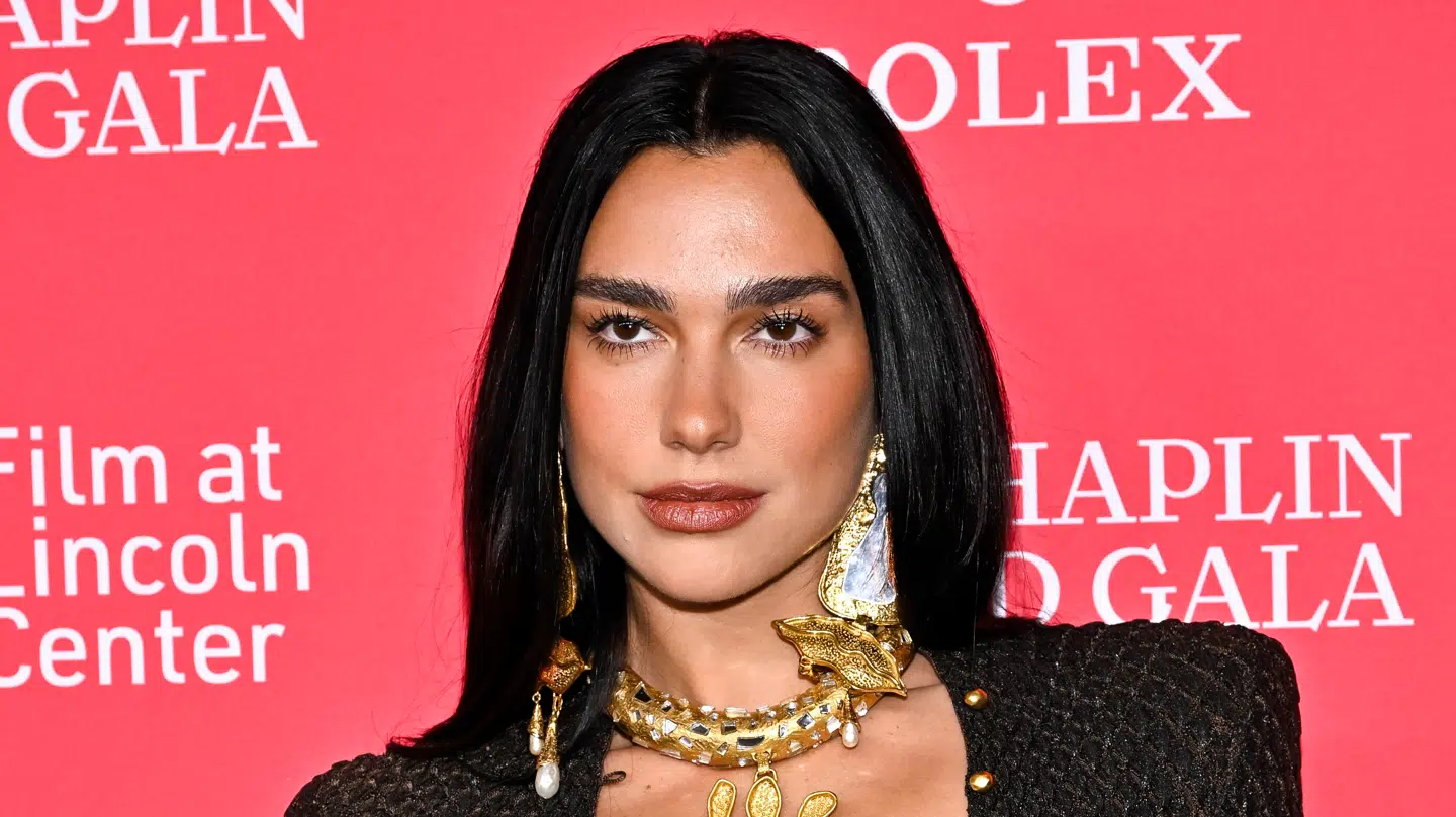 Dua Lipa fortæller om sin forlovelse i et nyt interview.