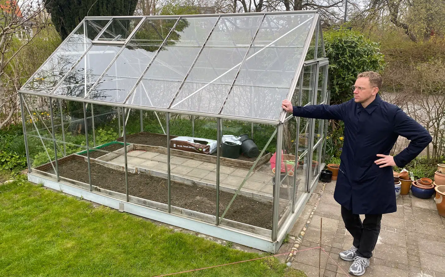 Andreas Søndergaard har fået et påbud fra kommunen, som betyder, at han skal fjerne sit drivhus.