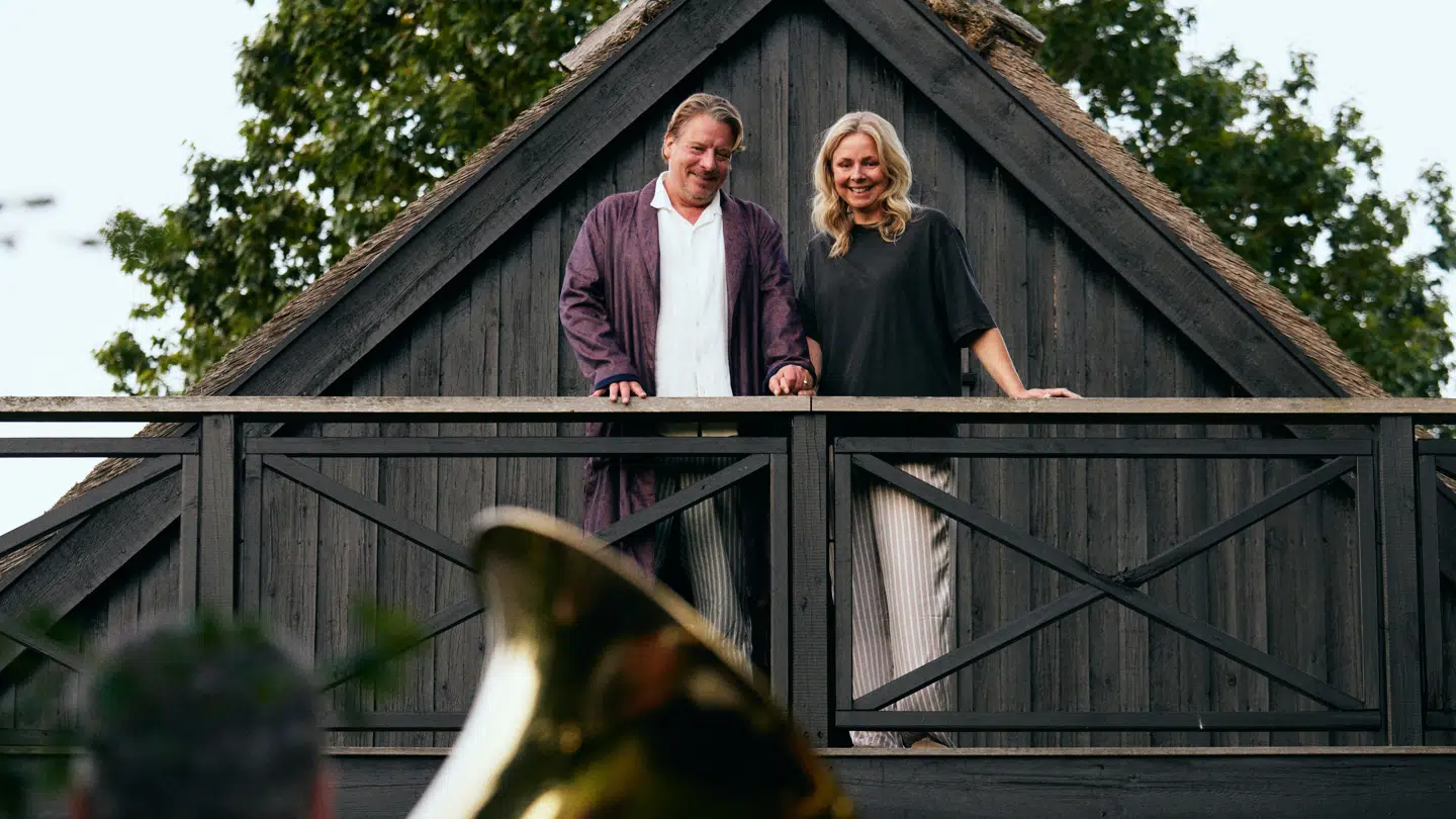 Michael og Esther vækkes af en sølvbryllupsfejring i seriens åbningsscene.