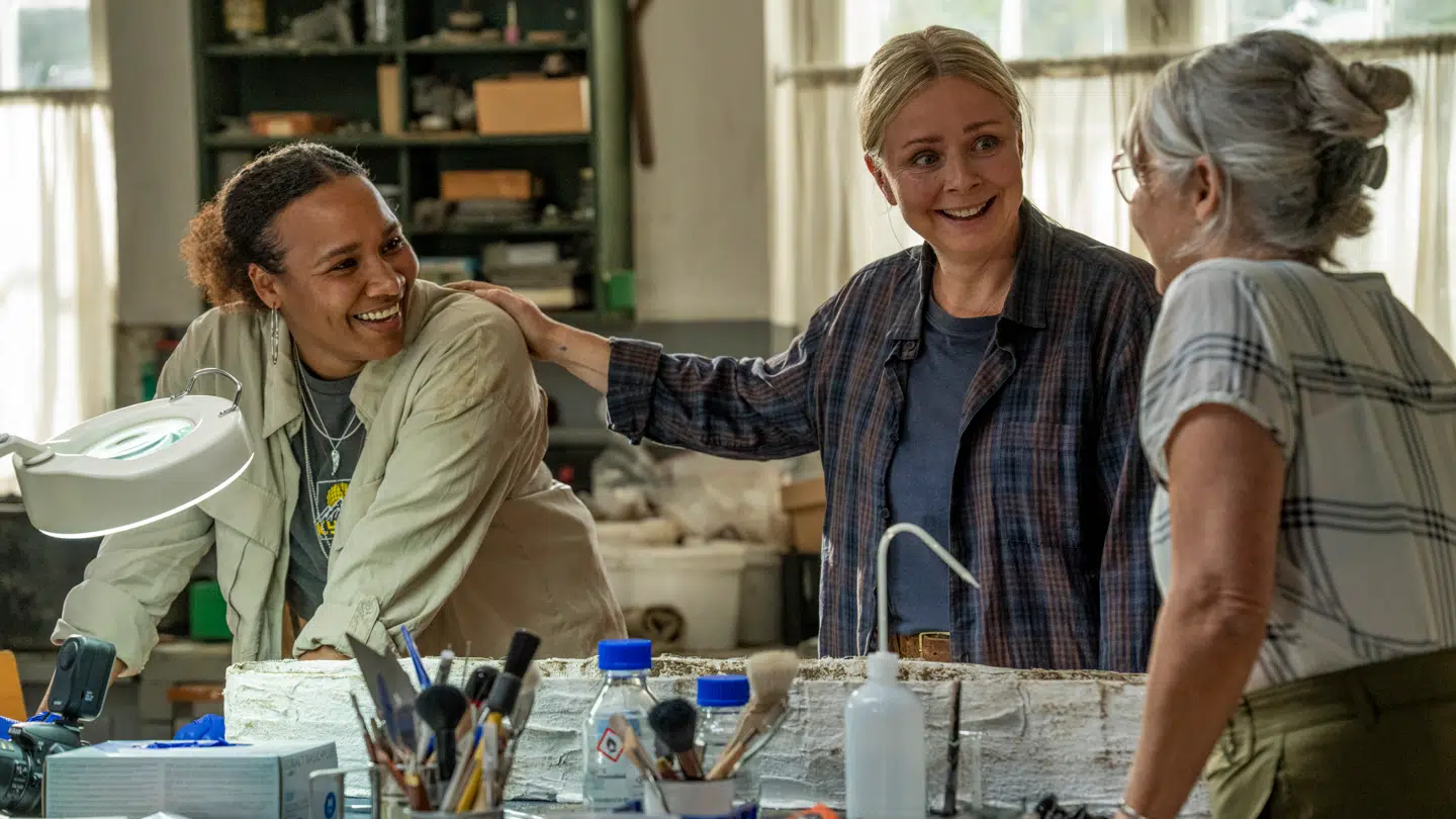 Skuespiller Sara Fanta Traore gør det virkelig godt som Esthers arkæologkollega Laura.