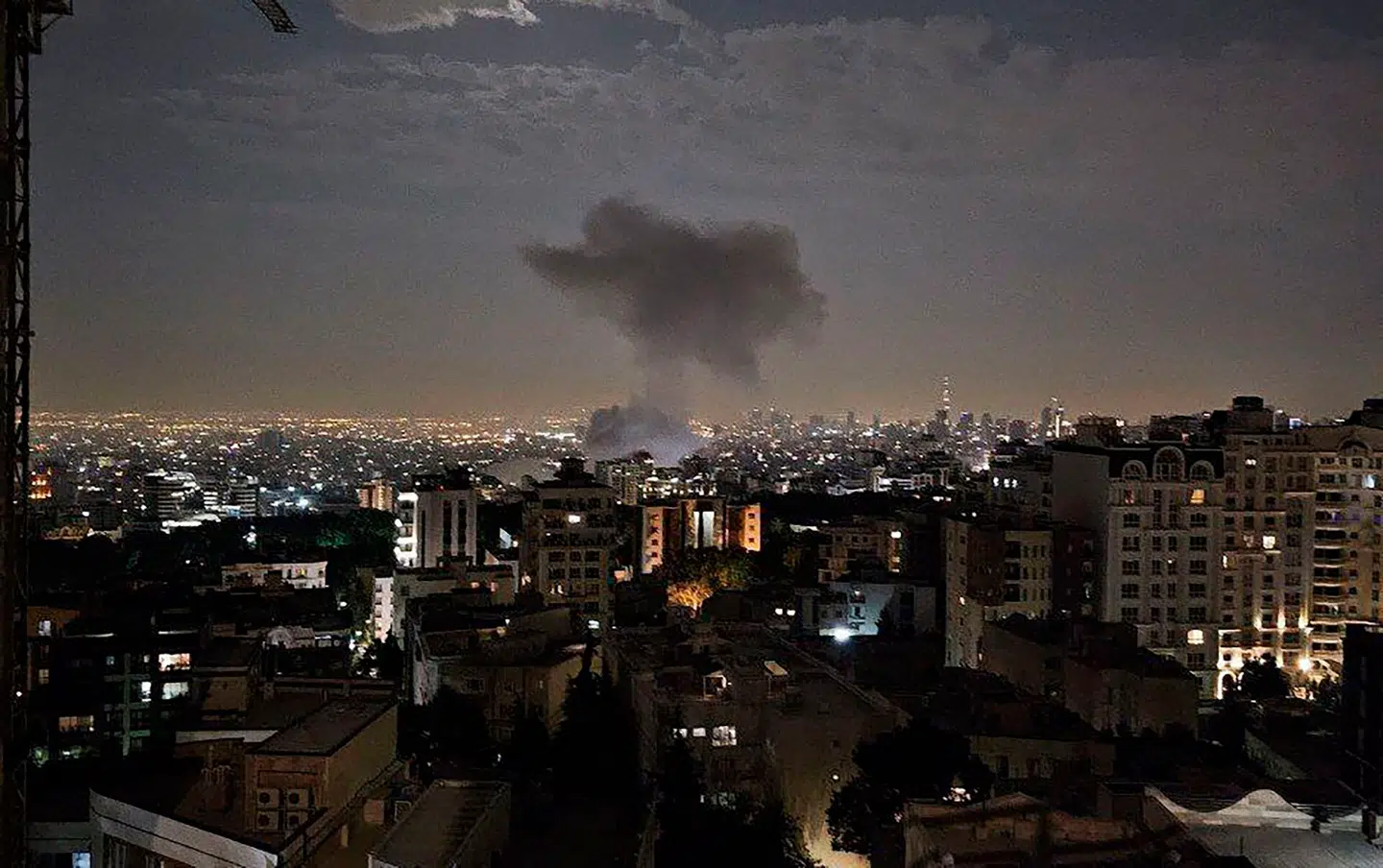 Røg over Teheran. Tidligt fredag morgen ramte Israel flere mål i Iran. Foto: Handout fra den iranske revolutionsgarde.