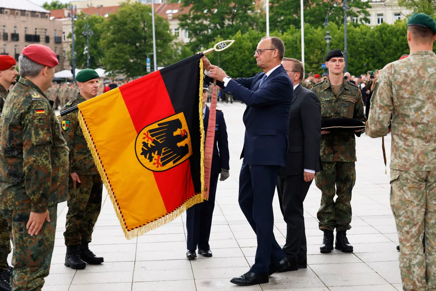 Den tyske kansler Friedrich Merz og forsvarsminister Boris Pistorius deltager i indvielsen af en ny tysk NATO--brigade, der skal udstationeres i Litauen. Foto: Mindaugas Kulbis, Scanpix.
