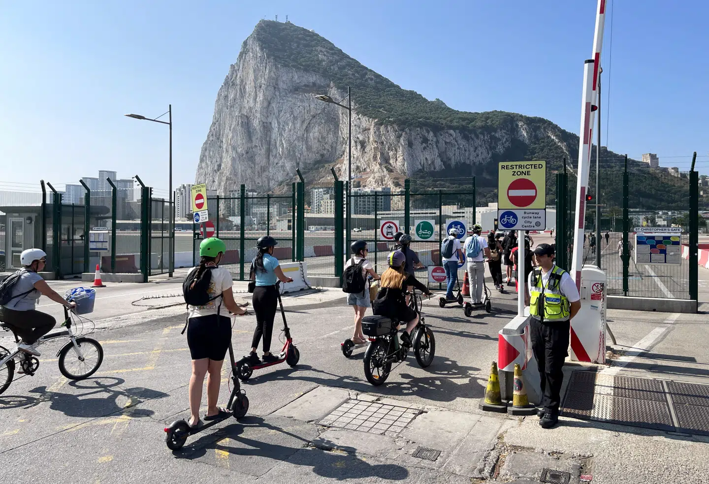 Gibraltar deler grænse med Spanien helt mod syd på Den Iberiske Halvø. I dag er der almindelig grænsekontrol, men den vil blive mindre, når Gibraltar nu bøjer sig for spanske krav.