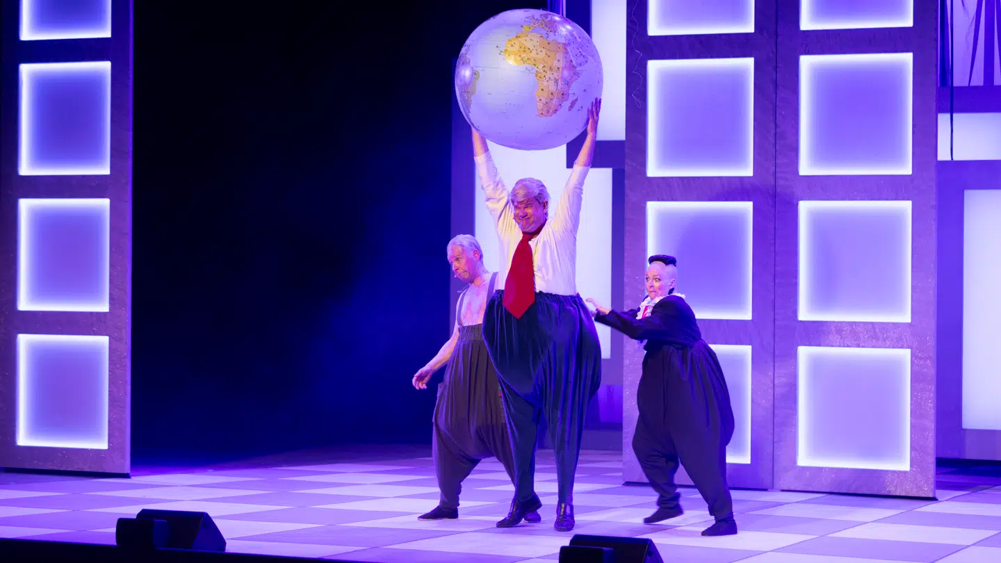 Lars Arvad som den selvovervurderende Trump, der føler, at han ejer hele verden. Her med Thomas Mørk og Vicki Berlin. Odense Sommerrevy 2025.