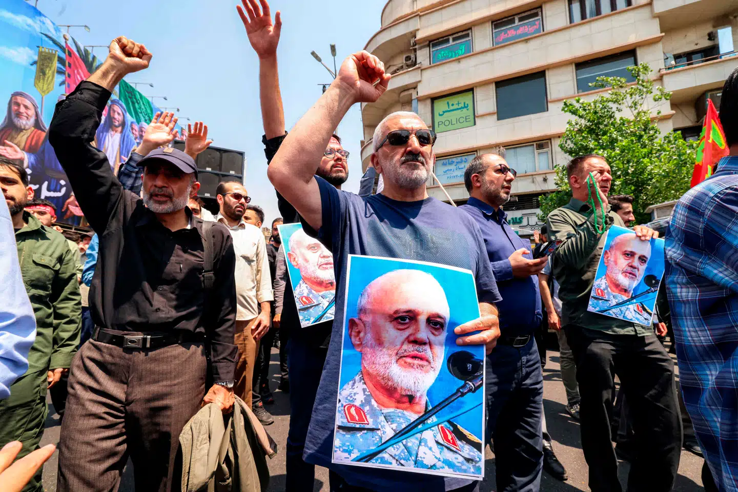 Iranerne går i protestdemonstration mod Israels angreb i nat på Irans atomanlæg og militære topledelse. De går her med et billede af generalmajor Gholam Ali Rashid, der var øverste chef for Irans islamiske revolutionsgarde. Han blev dræbt under Israels angreb.