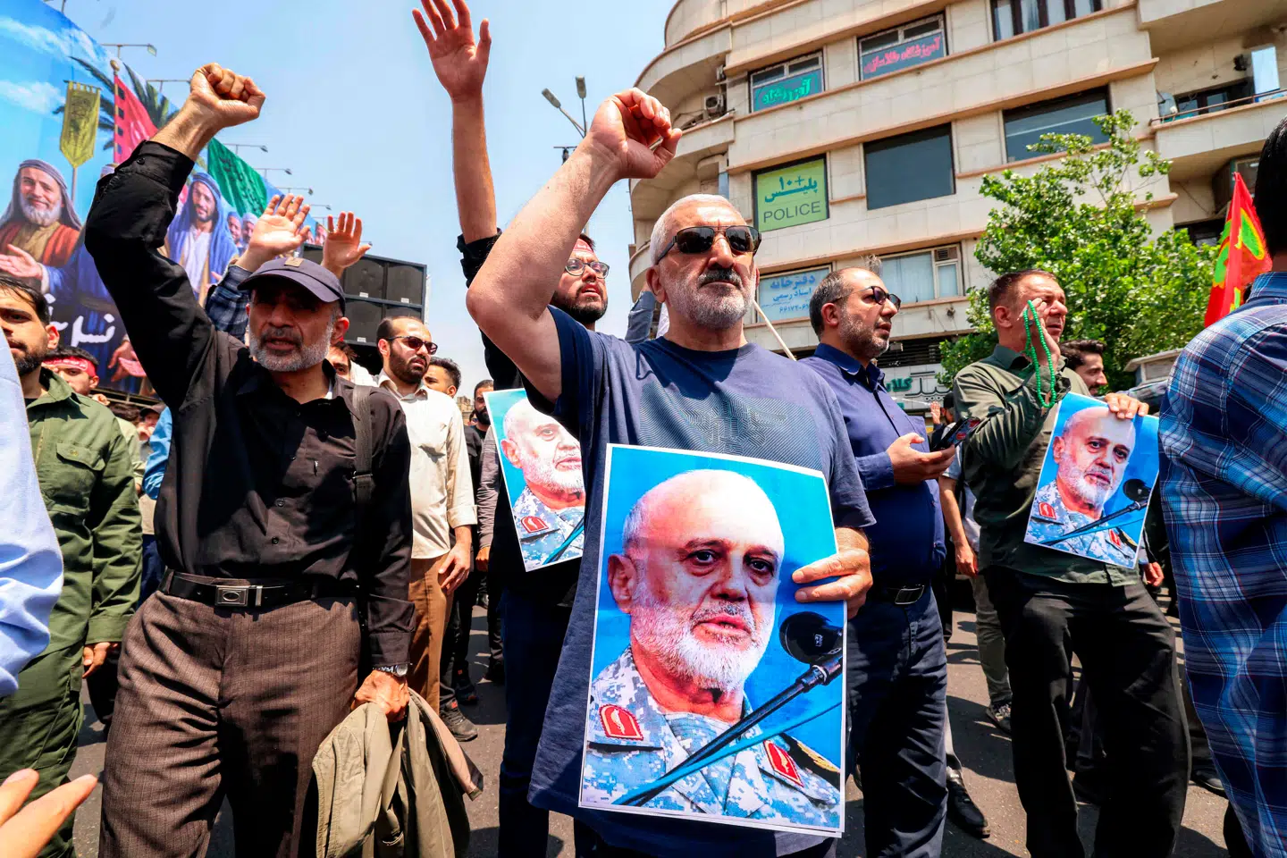 Iranerne går i protestdemonstration mod Israels angreb i nat på Irans atomanlæg og militære topledelse. De går her med et billede af generalmajor Gholam Ali Rashid, der var øverste chef for Irans islamiske revolutionsgarde. Han blev dræbt under Israels angreb.