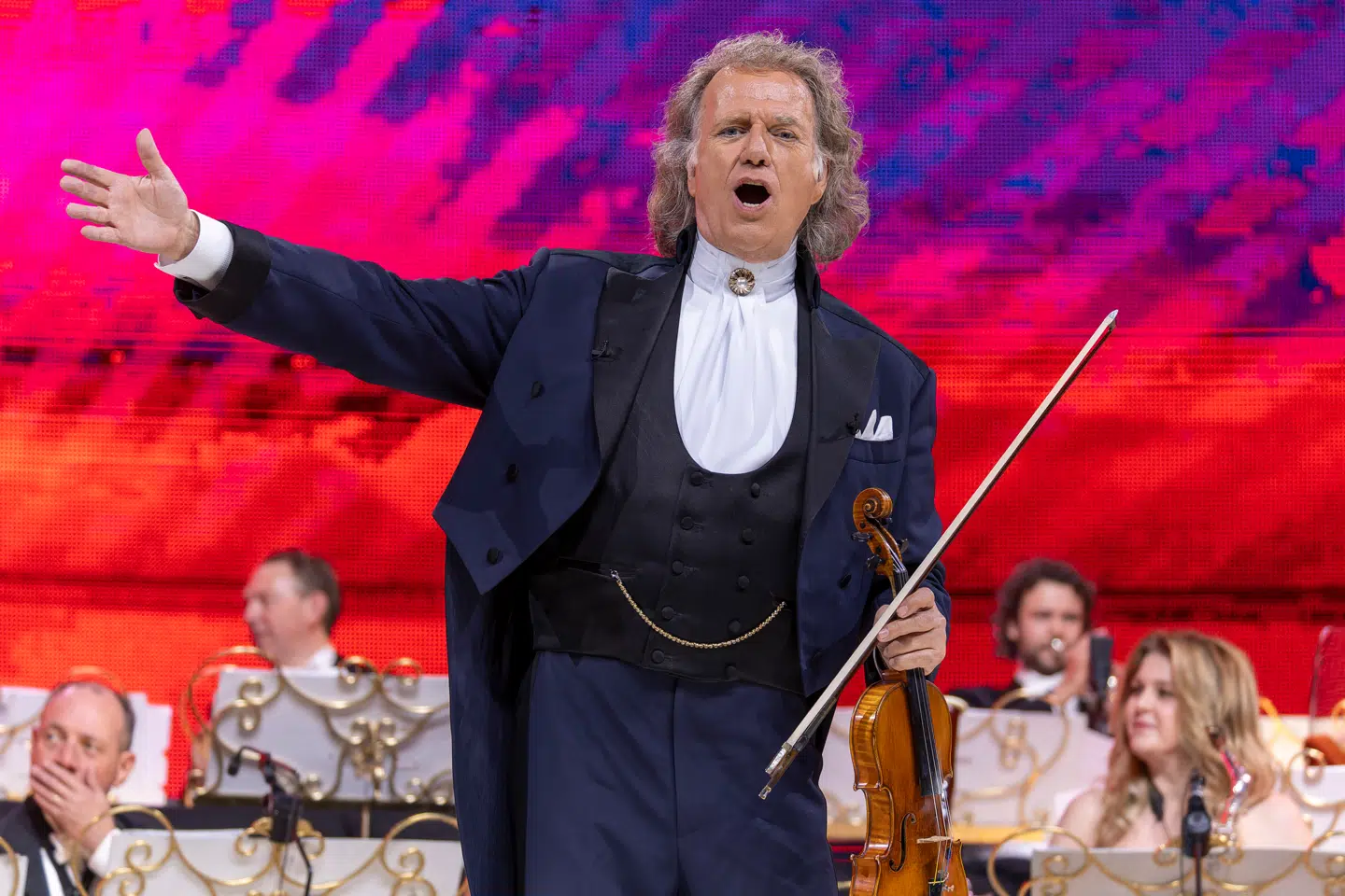 André Rieu førte sig frem med sin imponerende dirigentmanke, sin professionelle charme og sine søde banaliteter. Foto: Mike Gray/Ritzau Scanpix