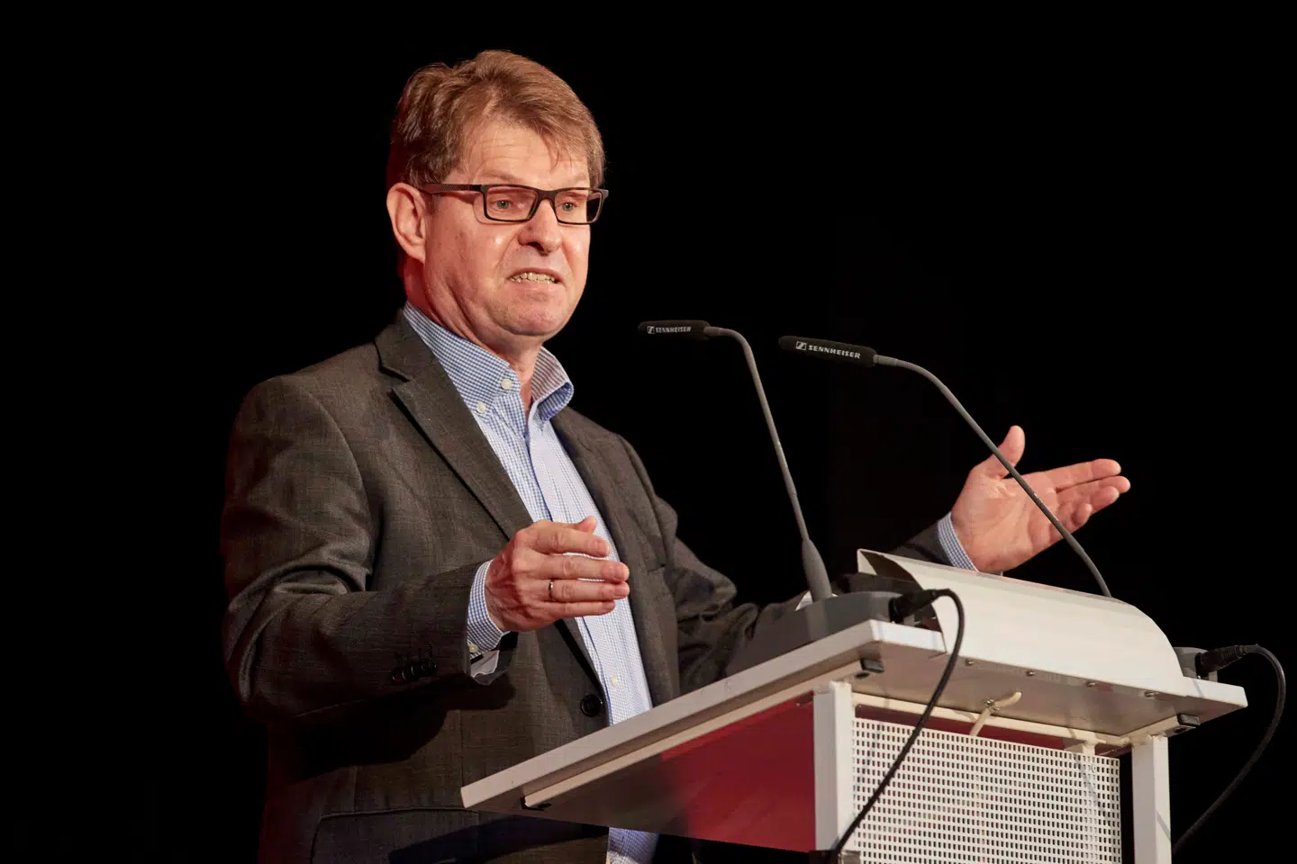 Ralf Stegner er en toneangivende stemme på den socialdemokratiske venstrefløj i Tyskland. I et nyt manifest opfordrer han og andre socialdemokrater til fredsforhandlinger med Putin. Stik imod den tyske regerings linje.