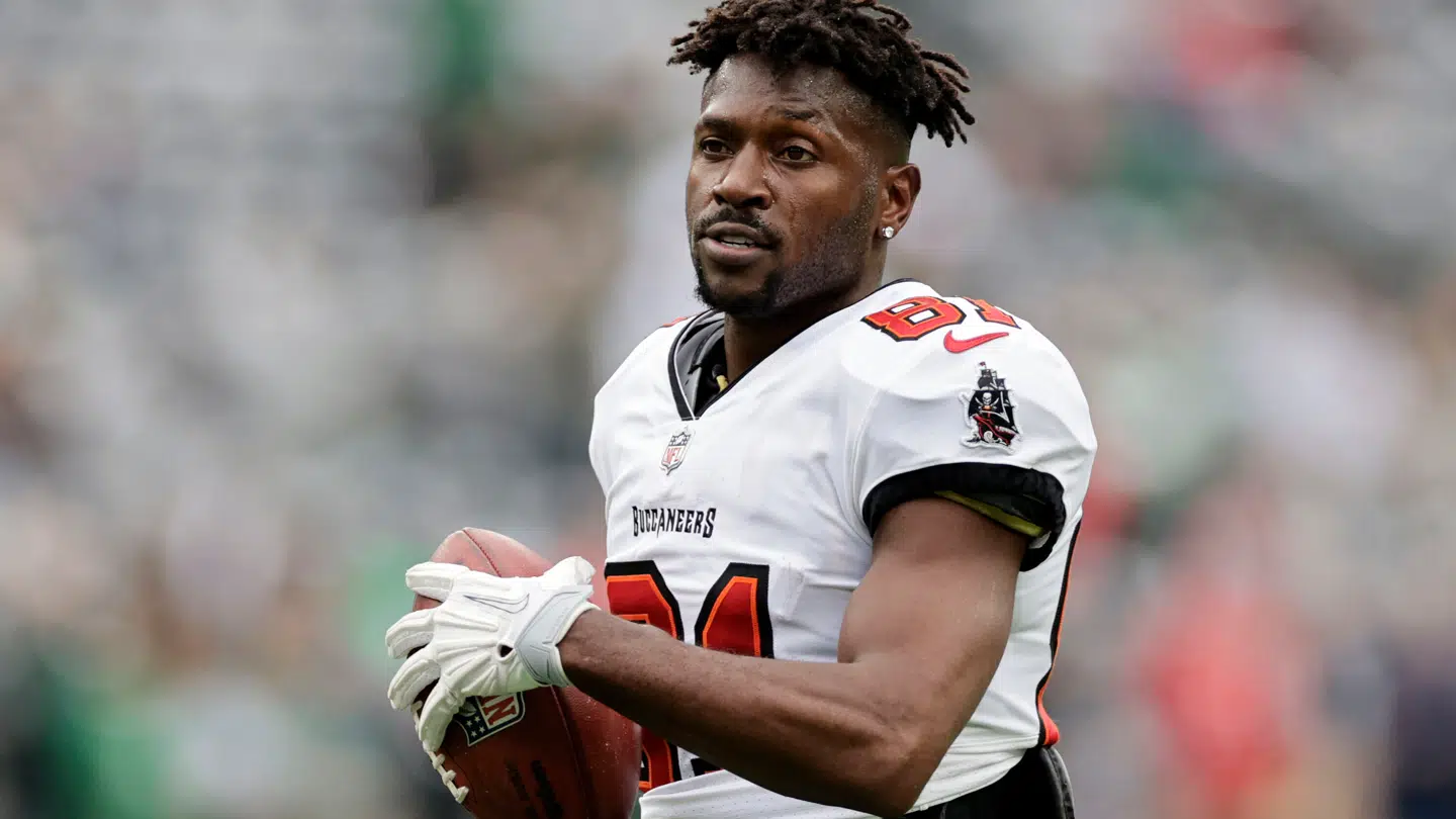 Den tidligere Tampa Bay-spiller, Antonio Brown, er nu efterlyst for mordforsøg.