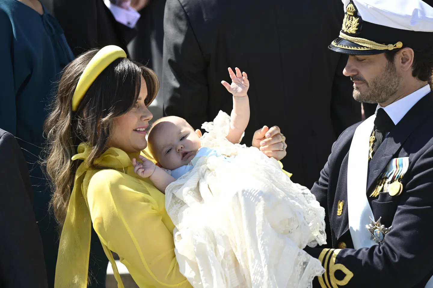Prins Carl Philip og prinsesse Sofia med prinsesse Ines Marie Lilian Silvia og ikke Inse Silvia Marie Lilian i armene til barnedråben i Stockholm 13. juni.
