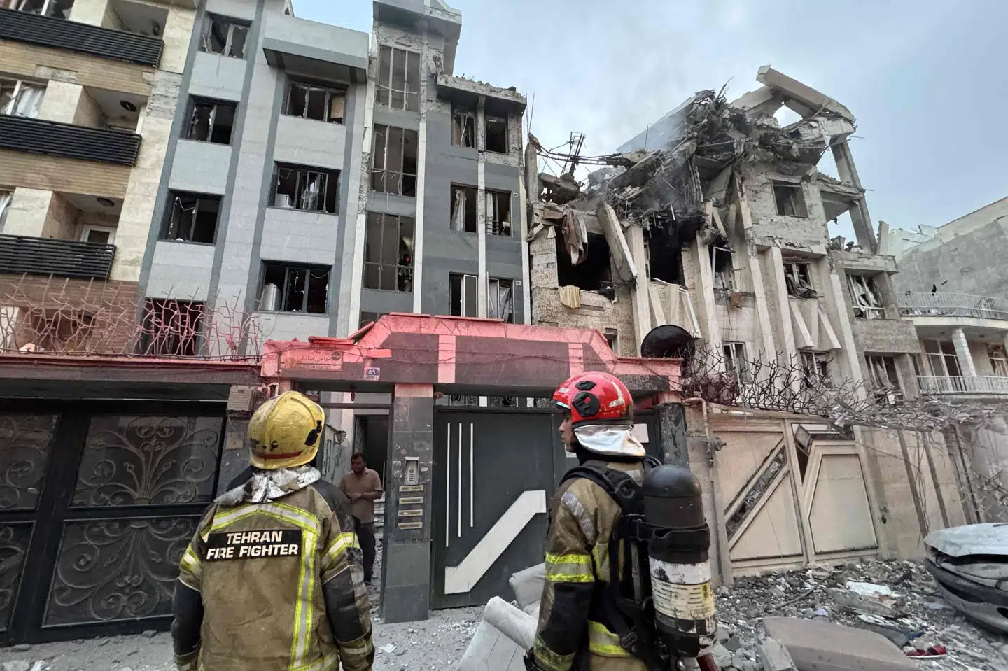 Brandfolk besigtiger en ødelagt bygning i Teheran efter nattens angreb.