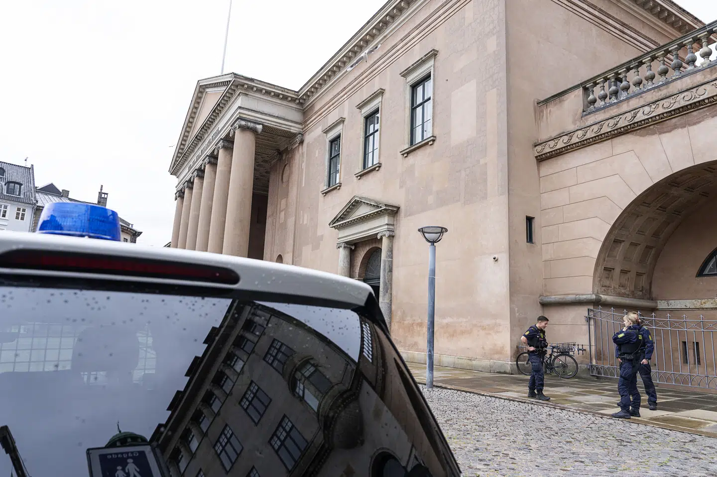Et stort antal betjente kunne fredag ses foran Københavns Byret, hvor en 31-årig mand blev fremstillet i grundlovsforhør i sag om rekruttering af unge svenske lejekriminelle. (Arkivfoto).