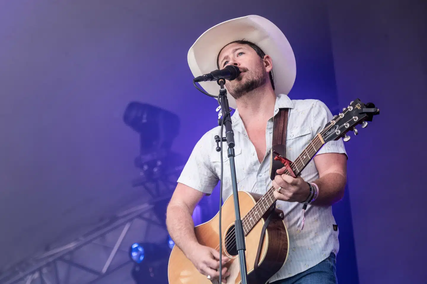 Fredag eftermiddag indtog Shane Smith & the Saints Highland-scenen på Heartland og gav publikum et brag af en koncert.