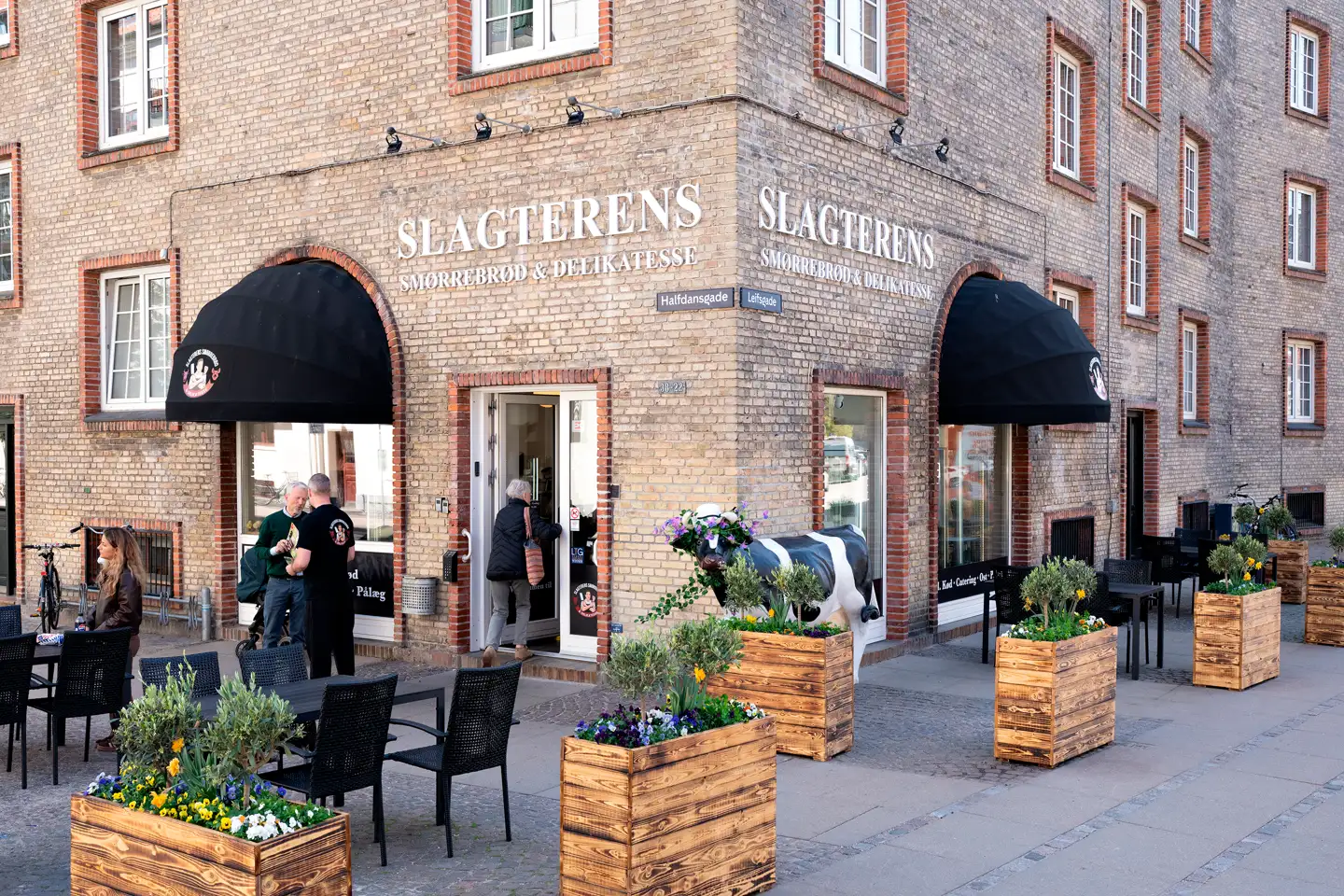 Der er flere gange blevet demonstreret og malet graffiti ved Slagterens Smørrebrød & Delikatesse, der ligger på Islands Brygge.