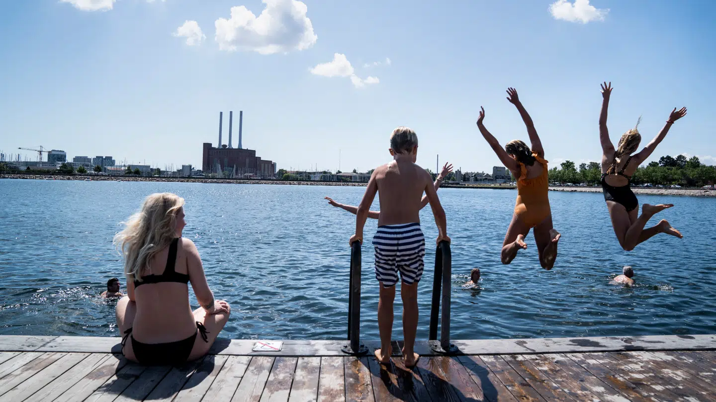Flere steder i Danmark er badevandet tæt på 19 grader.