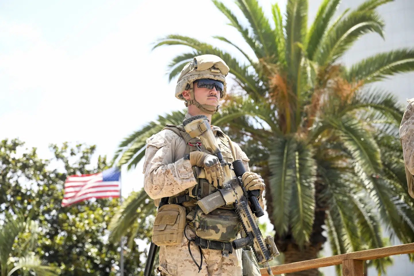 En tungt bevæbnet marineinfanterist patruljerer ved en statsejet bygning i den amerikanske storby Los Angeles.